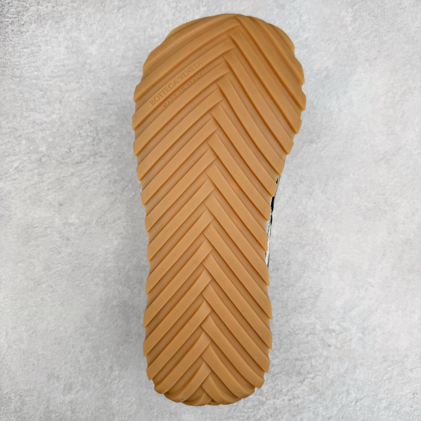 图片[9]-BOTTEGA VENETA Orbit Runner BV葆蝶家时尚休闲王一博同款老爹鞋运动鞋 原版开发 一比一打造 相似度百分之99以上 市场一梯队级别品质 区别市场任何标文顶级品质版本 采用轻质科技网布面料 搭配几何图案设计橡胶外底 王炸系列 高版本 认准套包工艺 实际增高很多哦 还是一样显腿细非常nice 耐玩耐造 对标对版 套包鞋工艺 认准高版本 大底选用拼色TPU大底 配置原版包装 尺码：35 36 37 38 39 40 41 42 43 44 45-选品中心