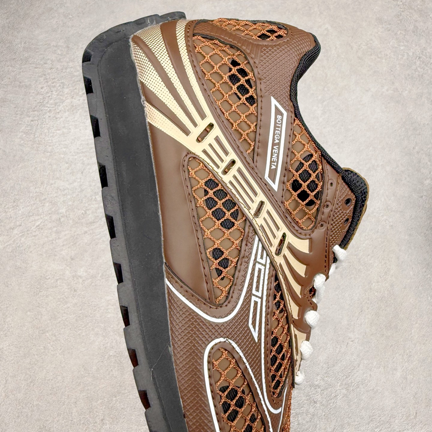 图片[6]-BOTTEGA VENETA Orbit Runner BV葆蝶家时尚休闲王一博同款老爹鞋运动鞋 原版开发 一比一打造 相似度百分之99以上 市场一梯队级别品质 区别市场任何标文顶级品质版本 采用轻质科技网布面料 搭配几何图案设计橡胶外底 王炸系列 高版本 认准套包工艺 实际增高很多哦 还是一样显腿细非常nice 耐玩耐造 对标对版 套包鞋工艺 认准高版本 大底选用拼色TPU大底 配置原版包装 尺码：35 36 37 38 39 40 41 42 43 44 45-选品中心