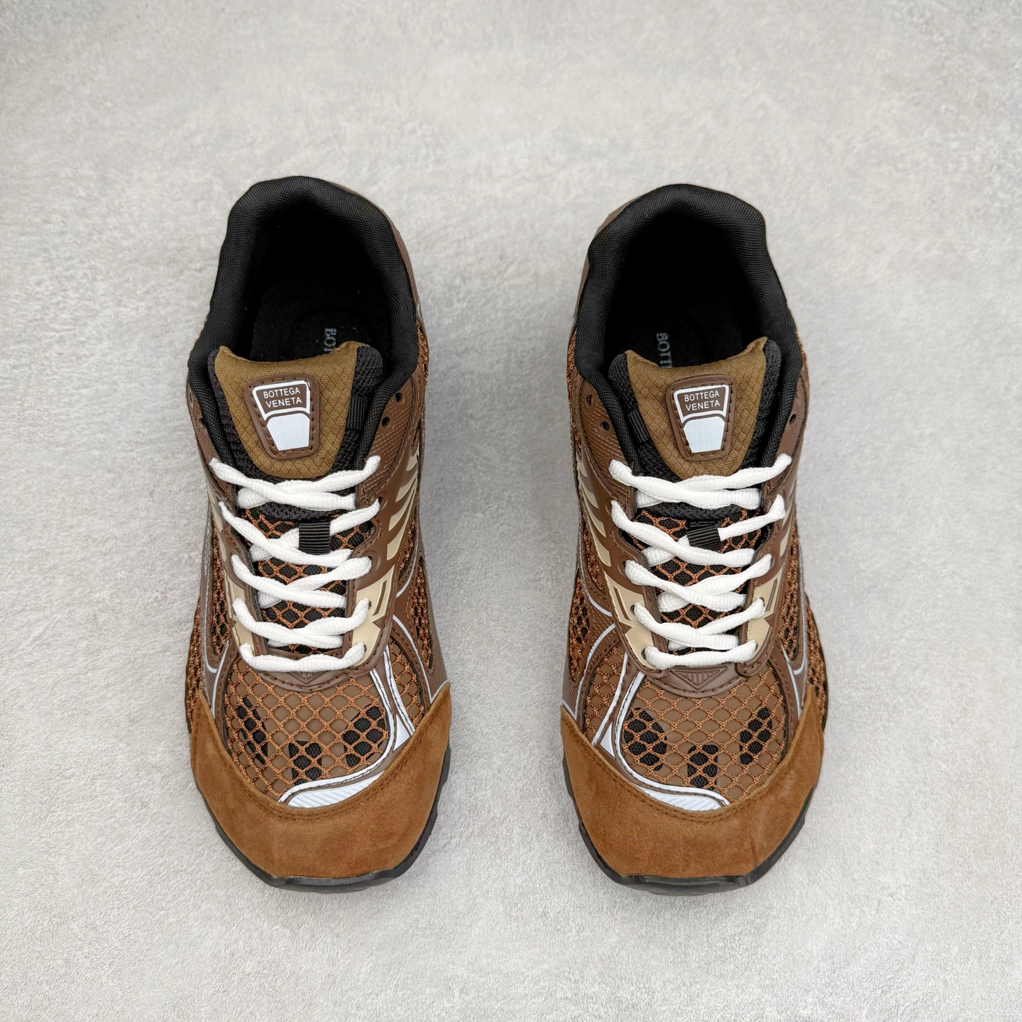 图片[2]-BOTTEGA VENETA Orbit Runner BV葆蝶家时尚休闲王一博同款老爹鞋运动鞋 原版开发 一比一打造 相似度百分之99以上 市场一梯队级别品质 区别市场任何标文顶级品质版本 采用轻质科技网布面料 搭配几何图案设计橡胶外底 王炸系列 高版本 认准套包工艺 实际增高很多哦 还是一样显腿细非常nice 耐玩耐造 对标对版 套包鞋工艺 认准高版本 大底选用拼色TPU大底 配置原版包装 尺码：35 36 37 38 39 40 41 42 43 44 45-选品中心