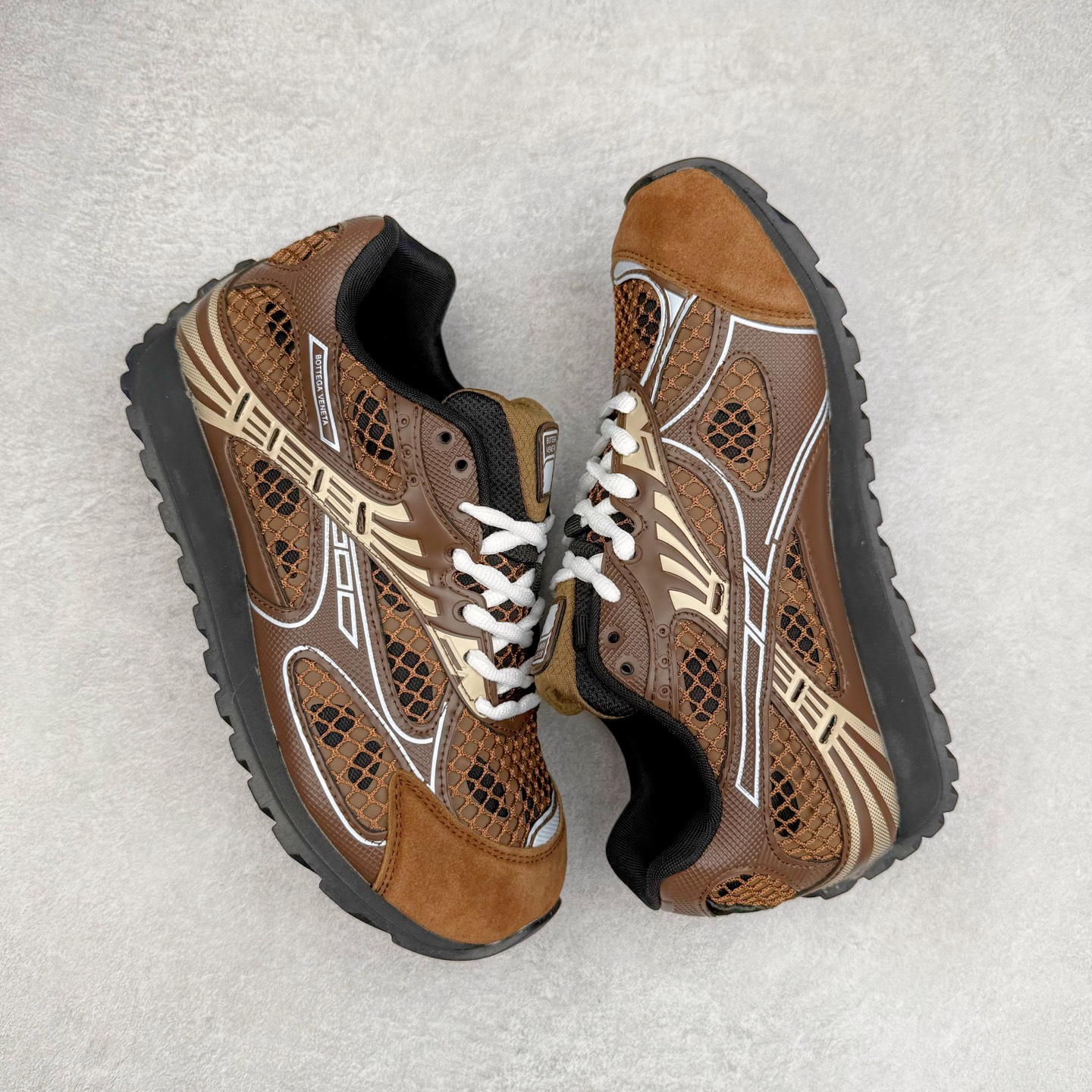 图片[3]-BOTTEGA VENETA Orbit Runner BV葆蝶家时尚休闲王一博同款老爹鞋运动鞋 原版开发 一比一打造 相似度百分之99以上 市场一梯队级别品质 区别市场任何标文顶级品质版本 采用轻质科技网布面料 搭配几何图案设计橡胶外底 王炸系列 高版本 认准套包工艺 实际增高很多哦 还是一样显腿细非常nice 耐玩耐造 对标对版 套包鞋工艺 认准高版本 大底选用拼色TPU大底 配置原版包装 尺码：35 36 37 38 39 40 41 42 43 44 45-选品中心