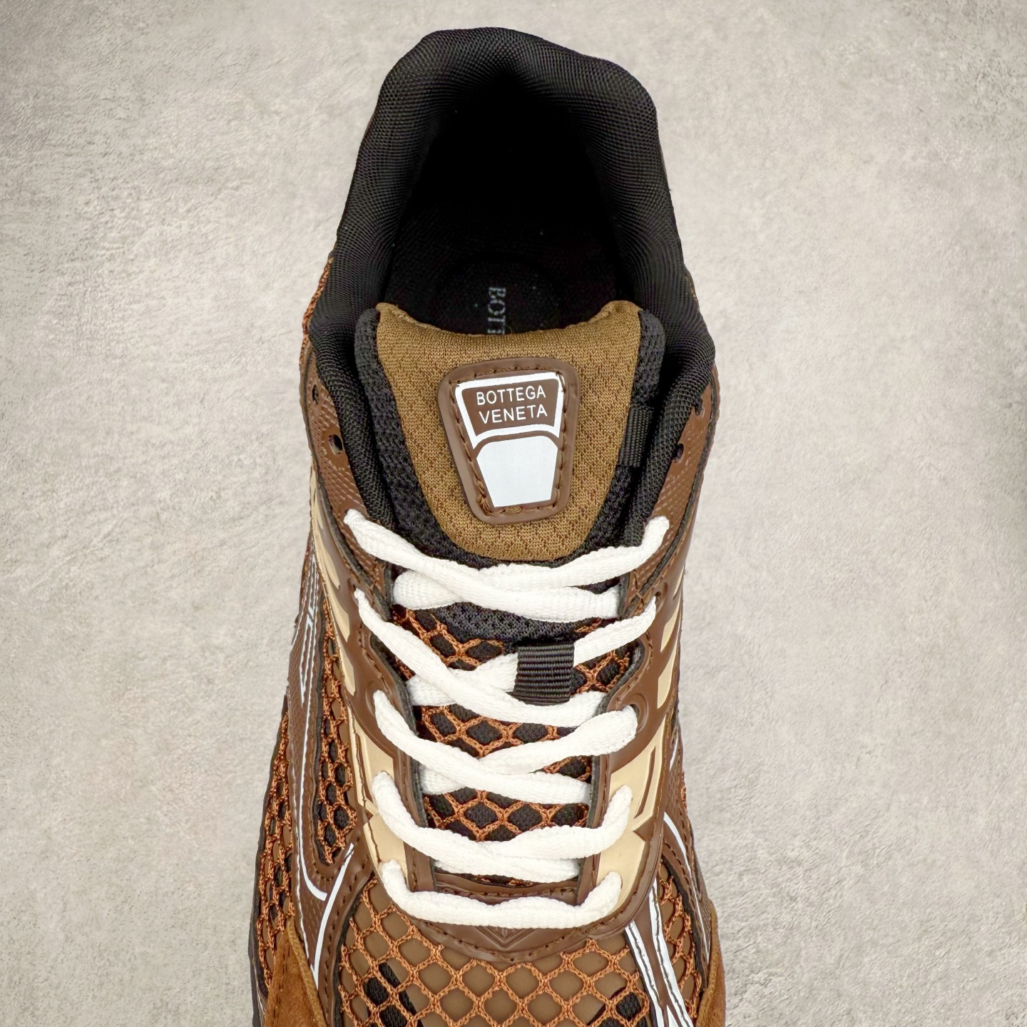 图片[5]-BOTTEGA VENETA Orbit Runner BV葆蝶家时尚休闲王一博同款老爹鞋运动鞋 原版开发 一比一打造 相似度百分之99以上 市场一梯队级别品质 区别市场任何标文顶级品质版本 采用轻质科技网布面料 搭配几何图案设计橡胶外底 王炸系列 高版本 认准套包工艺 实际增高很多哦 还是一样显腿细非常nice 耐玩耐造 对标对版 套包鞋工艺 认准高版本 大底选用拼色TPU大底 配置原版包装 尺码：35 36 37 38 39 40 41 42 43 44 45-选品中心