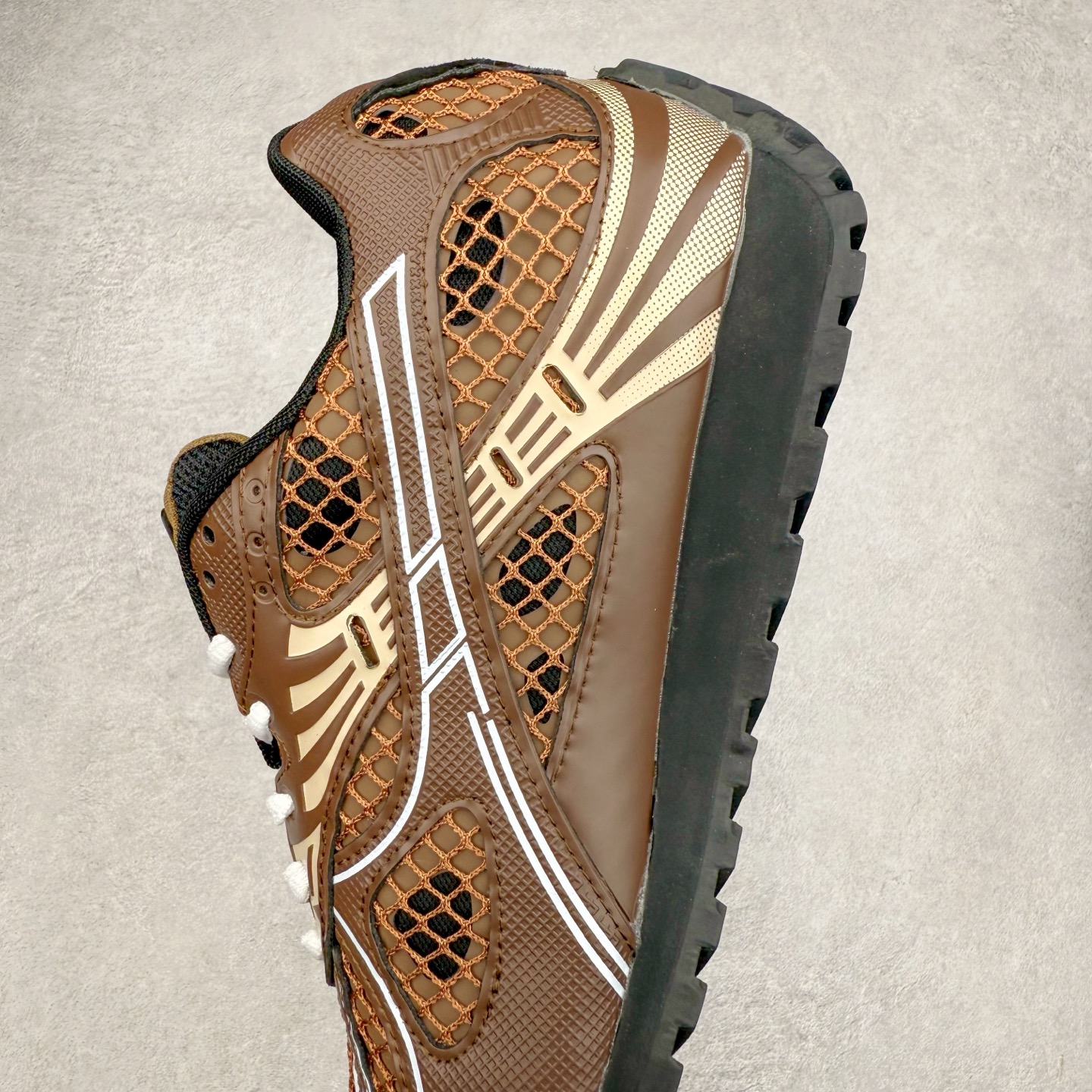 图片[7]-BOTTEGA VENETA Orbit Runner BV葆蝶家时尚休闲王一博同款老爹鞋运动鞋 原版开发 一比一打造 相似度百分之99以上 市场一梯队级别品质 区别市场任何标文顶级品质版本 采用轻质科技网布面料 搭配几何图案设计橡胶外底 王炸系列 高版本 认准套包工艺 实际增高很多哦 还是一样显腿细非常nice 耐玩耐造 对标对版 套包鞋工艺 认准高版本 大底选用拼色TPU大底 配置原版包装 尺码：35 36 37 38 39 40 41 42 43 44 45-选品中心