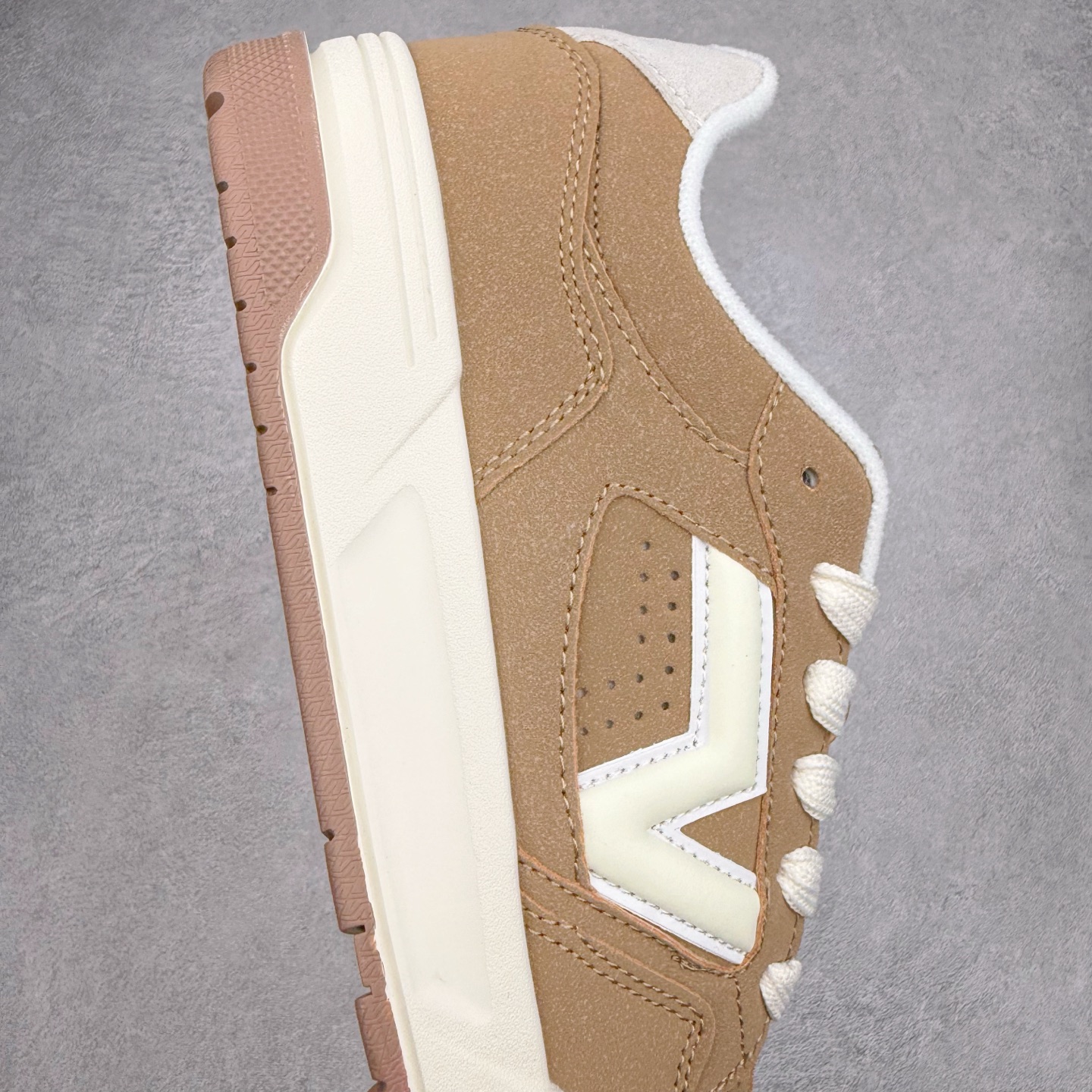 图片[6]-Vans Upland CL 棕色 范斯官方 美式复古休闲运动鞋 鞋面采用麂皮拼接皮质而成 质感十足 经典小V侧标饰条 整体以胖胖的面包滑板鞋样式示人 复古鞋型重演千禧风 货号：VN000D1HE2V 尺码：36 36.5 37 38 38.5 39 40 40.5 41 42 42.5 43 44 45 正常码-选品中心