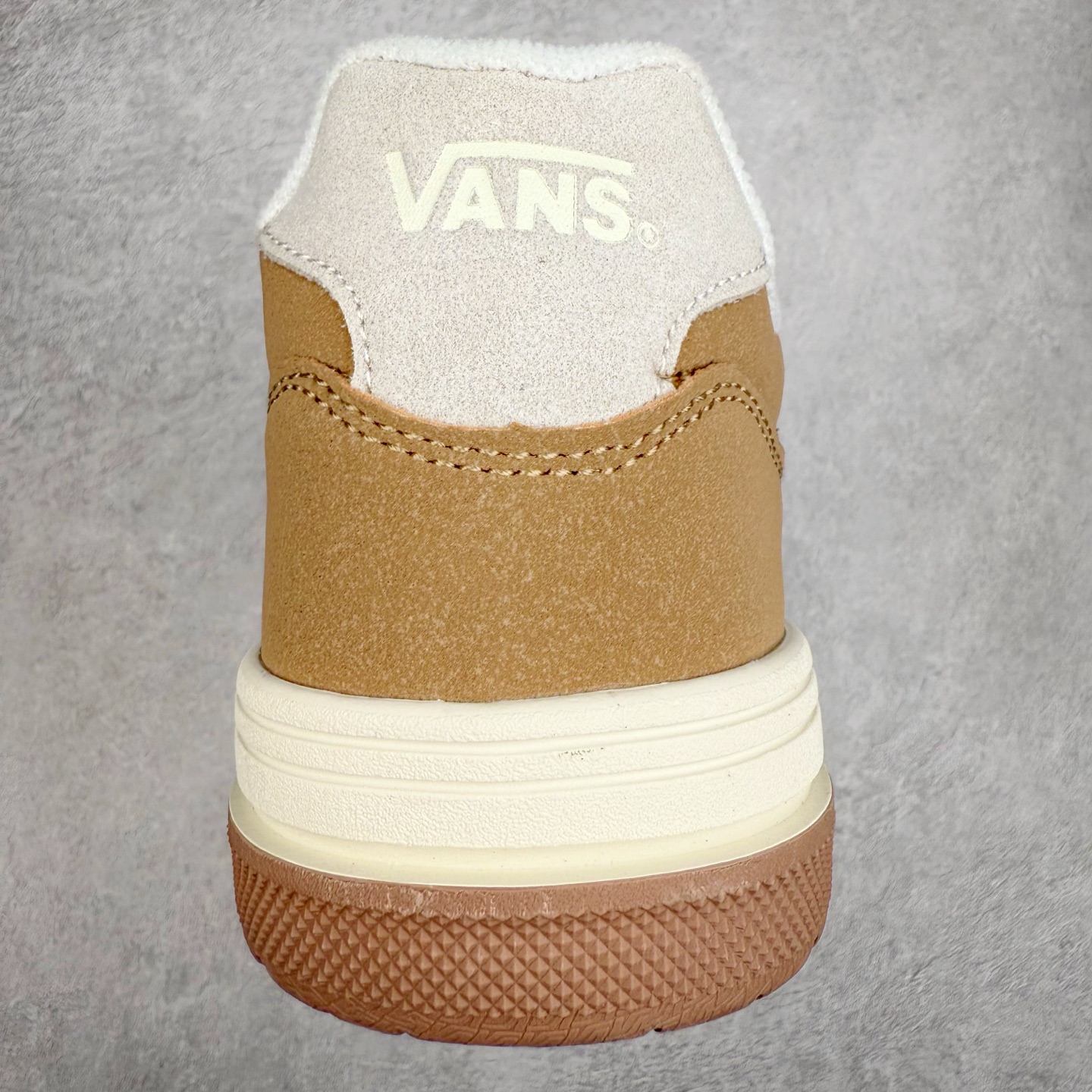 图片[8]-Vans Upland CL 棕色 范斯官方 美式复古休闲运动鞋 鞋面采用麂皮拼接皮质而成 质感十足 经典小V侧标饰条 整体以胖胖的面包滑板鞋样式示人 复古鞋型重演千禧风 货号：VN000D1HE2V 尺码：36 36.5 37 38 38.5 39 40 40.5 41 42 42.5 43 44 45 正常码-选品中心