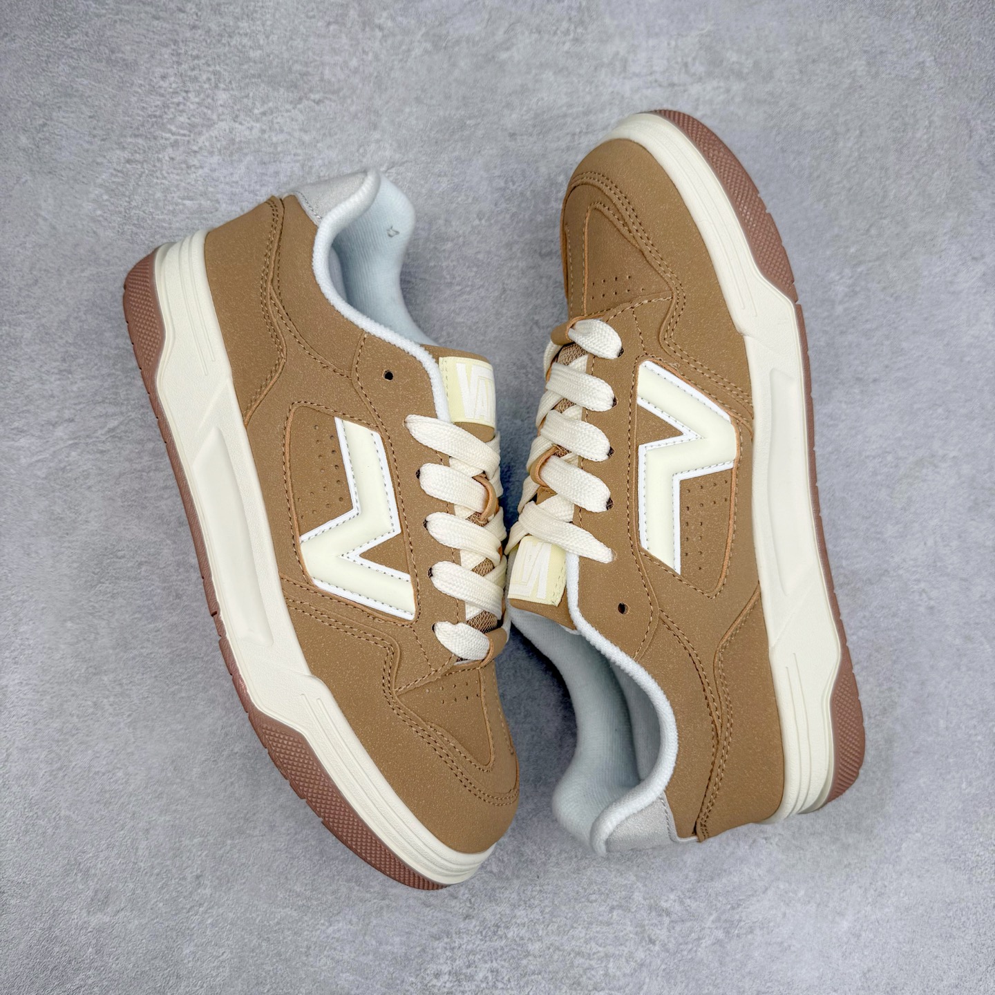 图片[3]-Vans Upland CL 棕色 范斯官方 美式复古休闲运动鞋 鞋面采用麂皮拼接皮质而成 质感十足 经典小V侧标饰条 整体以胖胖的面包滑板鞋样式示人 复古鞋型重演千禧风 货号：VN000D1HE2V 尺码：36 36.5 37 38 38.5 39 40 40.5 41 42 42.5 43 44 45 正常码-选品中心