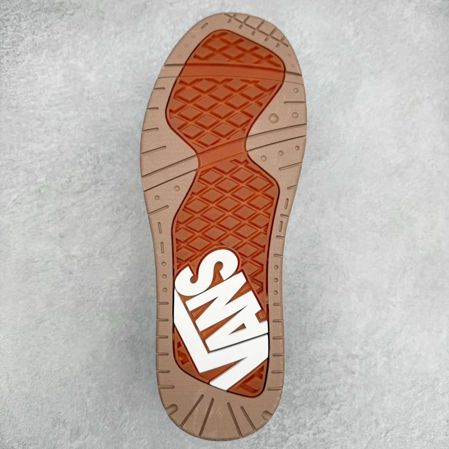 图片[9]-Vans Upland CL 棕色 范斯官方 美式复古休闲运动鞋 鞋面采用麂皮拼接皮质而成 质感十足 经典小V侧标饰条 整体以胖胖的面包滑板鞋样式示人 复古鞋型重演千禧风 货号：VN000D1HE2V 尺码：36 36.5 37 38 38.5 39 40 40.5 41 42 42.5 43 44 45 正常码-选品中心