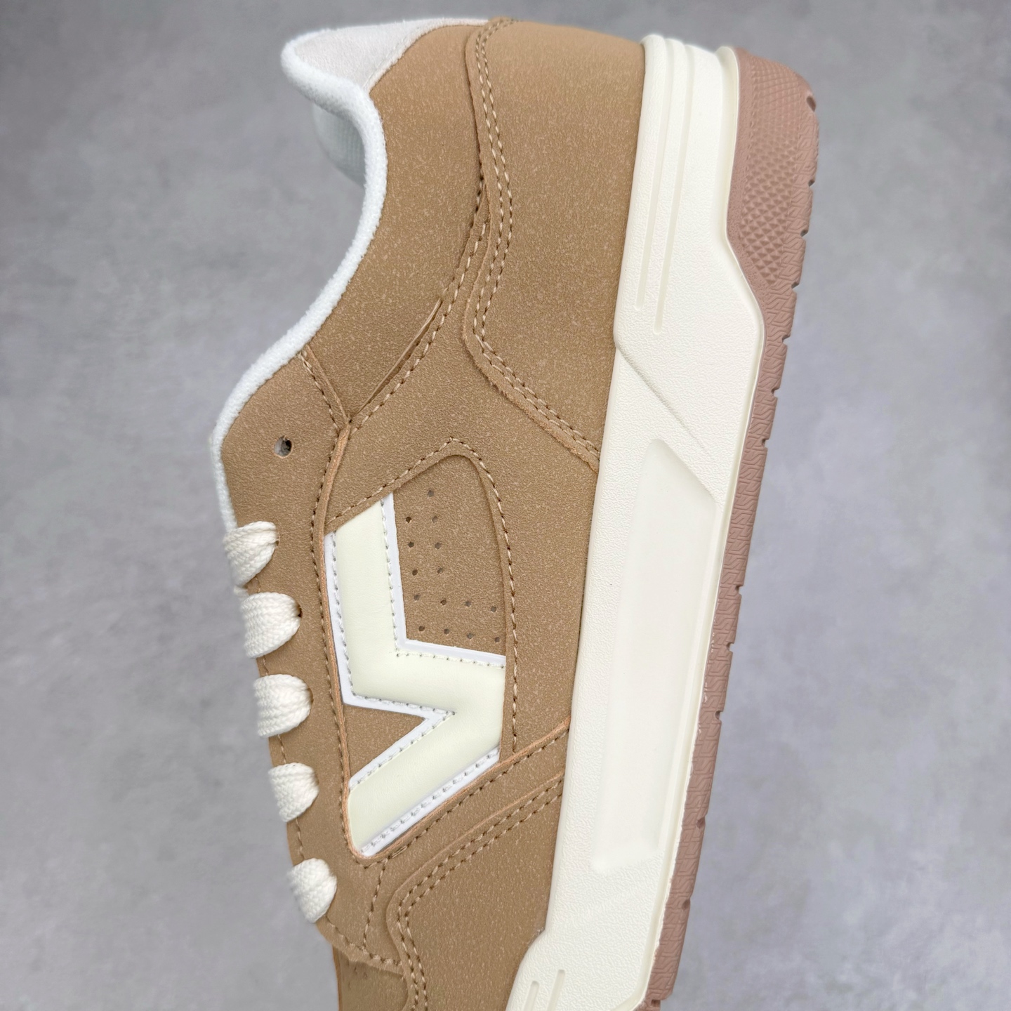 图片[7]-Vans Upland CL 棕色 范斯官方 美式复古休闲运动鞋 鞋面采用麂皮拼接皮质而成 质感十足 经典小V侧标饰条 整体以胖胖的面包滑板鞋样式示人 复古鞋型重演千禧风 货号：VN000D1HE2V 尺码：36 36.5 37 38 38.5 39 40 40.5 41 42 42.5 43 44 45 正常码-选品中心