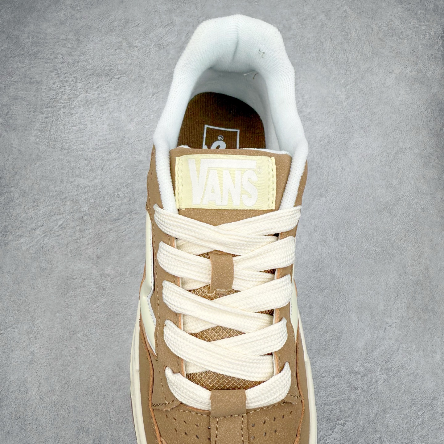 图片[5]-Vans Upland CL 棕色 范斯官方 美式复古休闲运动鞋 鞋面采用麂皮拼接皮质而成 质感十足 经典小V侧标饰条 整体以胖胖的面包滑板鞋样式示人 复古鞋型重演千禧风 货号：VN000D1HE2V 尺码：36 36.5 37 38 38.5 39 40 40.5 41 42 42.5 43 44 45 正常码-选品中心