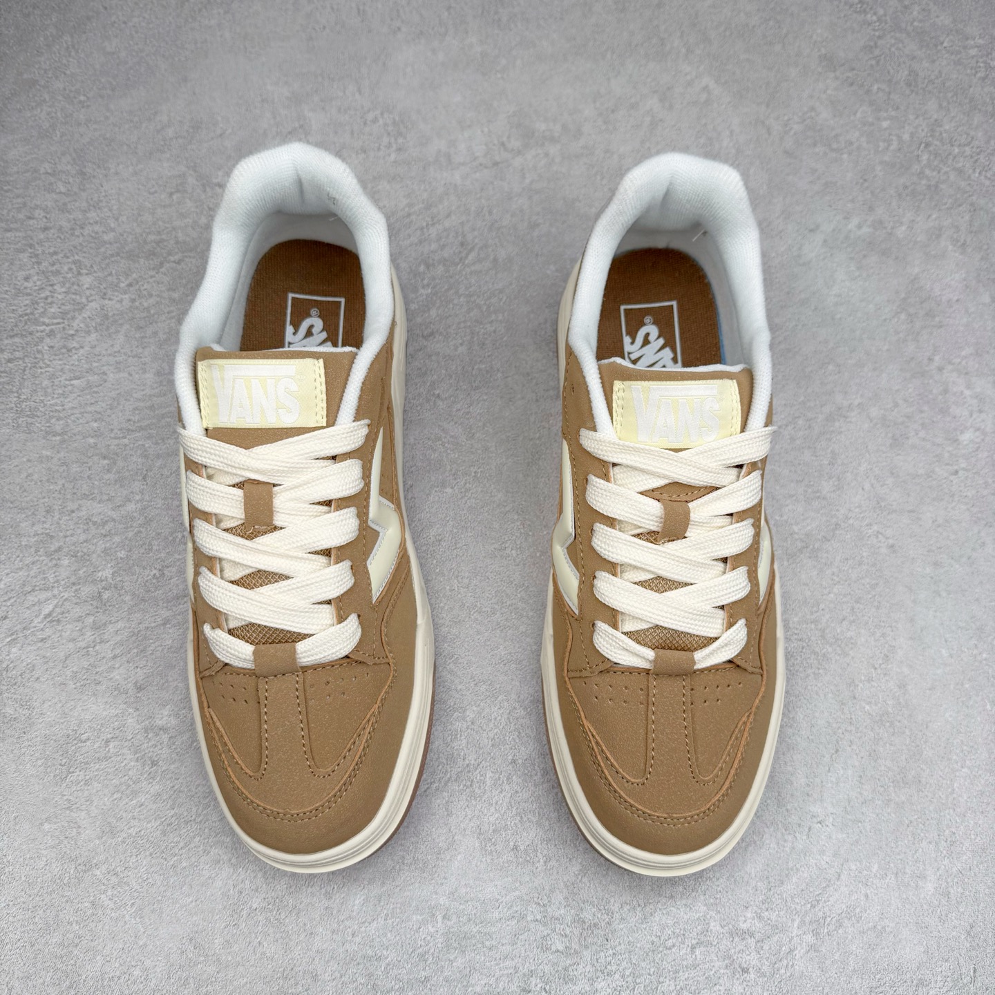 图片[2]-Vans Upland CL 棕色 范斯官方 美式复古休闲运动鞋 鞋面采用麂皮拼接皮质而成 质感十足 经典小V侧标饰条 整体以胖胖的面包滑板鞋样式示人 复古鞋型重演千禧风 货号：VN000D1HE2V 尺码：36 36.5 37 38 38.5 39 40 40.5 41 42 42.5 43 44 45 正常码-选品中心