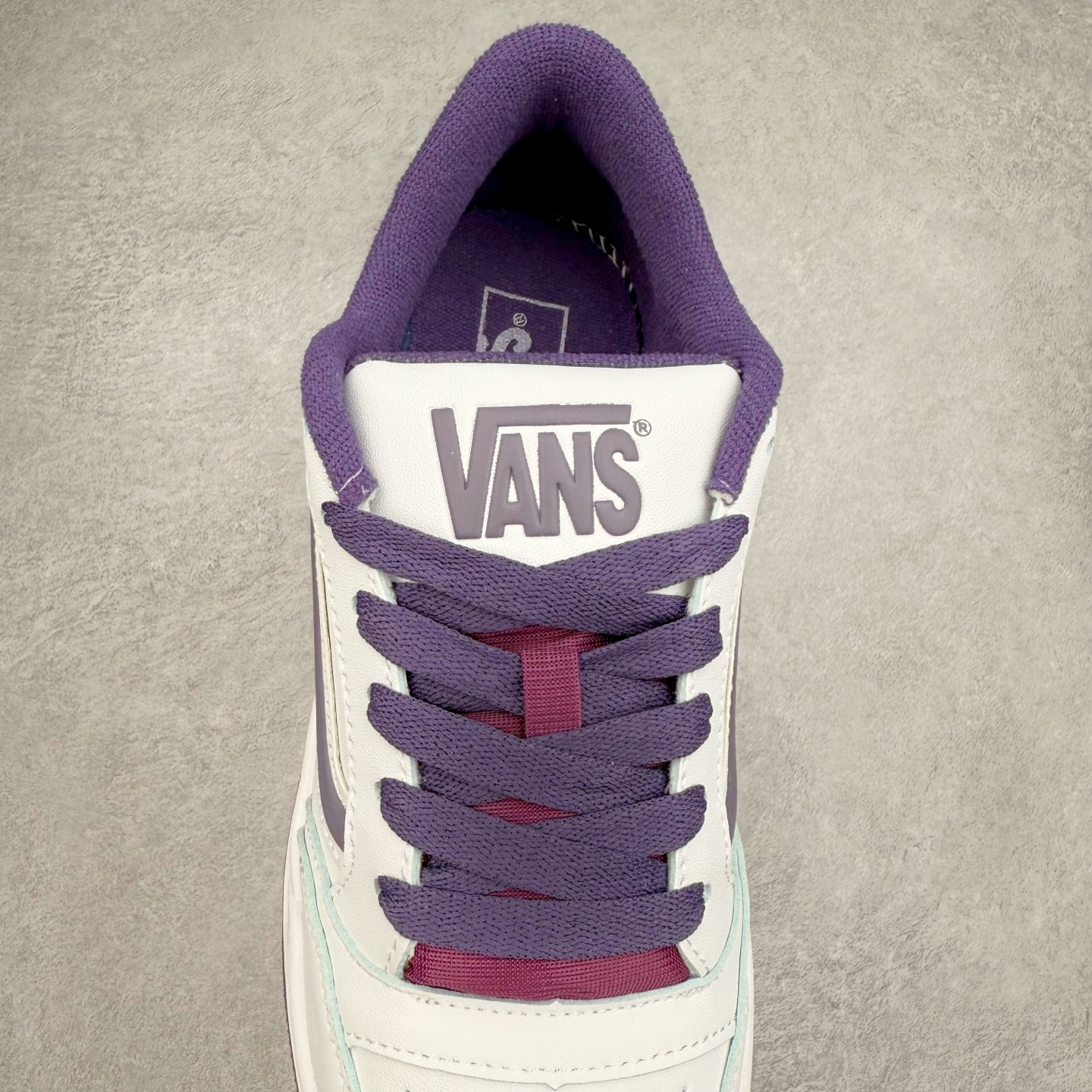 图片[5]-全新鞋型 Vans Hylane 白紫 范斯官方 美式复古休闲运动鞋 本季 Vans 推出的全新鞋型 Hylane 继承了复古千禧滑板鞋 Upland 的设计精髓，鞋面整体以胖胖的面包滑板鞋样式示人，在设计上 Hylane 更是做出了更多现代化的改动。 货号：VN000D1JPRP 尺码：36 36.5 37 38 38.5 39 40 40.5 41 42 42.5 43 44 45 正常码-选品中心