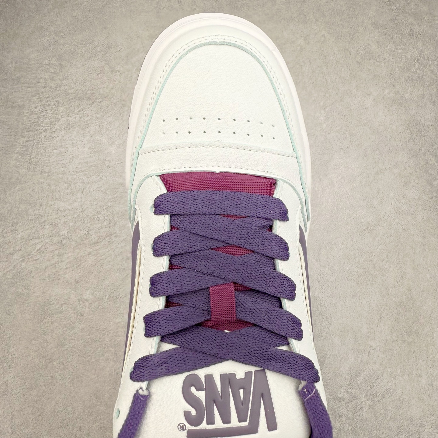 图片[4]-全新鞋型 Vans Hylane 白紫 范斯官方 美式复古休闲运动鞋 本季 Vans 推出的全新鞋型 Hylane 继承了复古千禧滑板鞋 Upland 的设计精髓，鞋面整体以胖胖的面包滑板鞋样式示人，在设计上 Hylane 更是做出了更多现代化的改动。 货号：VN000D1JPRP 尺码：36 36.5 37 38 38.5 39 40 40.5 41 42 42.5 43 44 45 正常码-选品中心