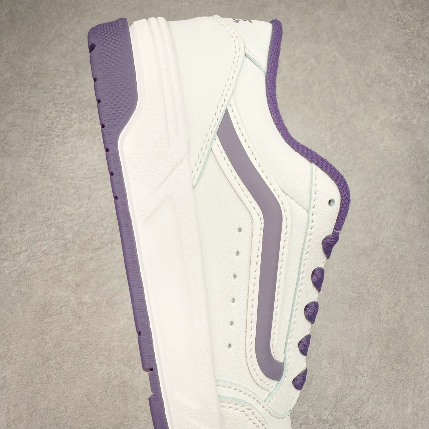 图片[6]-全新鞋型 Vans Hylane 白紫 范斯官方 美式复古休闲运动鞋 本季 Vans 推出的全新鞋型 Hylane 继承了复古千禧滑板鞋 Upland 的设计精髓，鞋面整体以胖胖的面包滑板鞋样式示人，在设计上 Hylane 更是做出了更多现代化的改动。 货号：VN000D1JPRP 尺码：36 36.5 37 38 38.5 39 40 40.5 41 42 42.5 43 44 45 正常码-选品中心