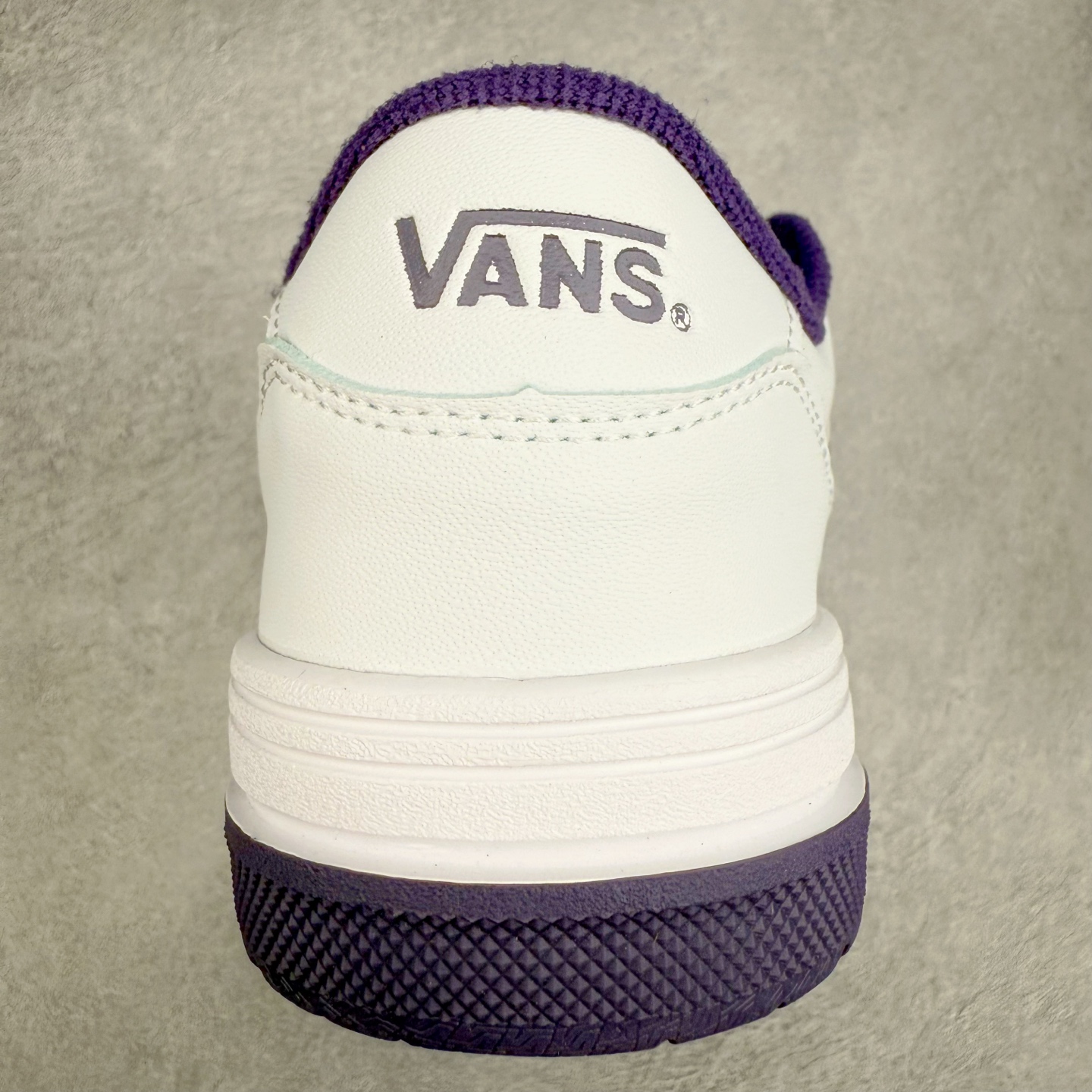 图片[8]-全新鞋型 Vans Hylane 白紫 范斯官方 美式复古休闲运动鞋 本季 Vans 推出的全新鞋型 Hylane 继承了复古千禧滑板鞋 Upland 的设计精髓，鞋面整体以胖胖的面包滑板鞋样式示人，在设计上 Hylane 更是做出了更多现代化的改动。 货号：VN000D1JPRP 尺码：36 36.5 37 38 38.5 39 40 40.5 41 42 42.5 43 44 45 正常码-选品中心