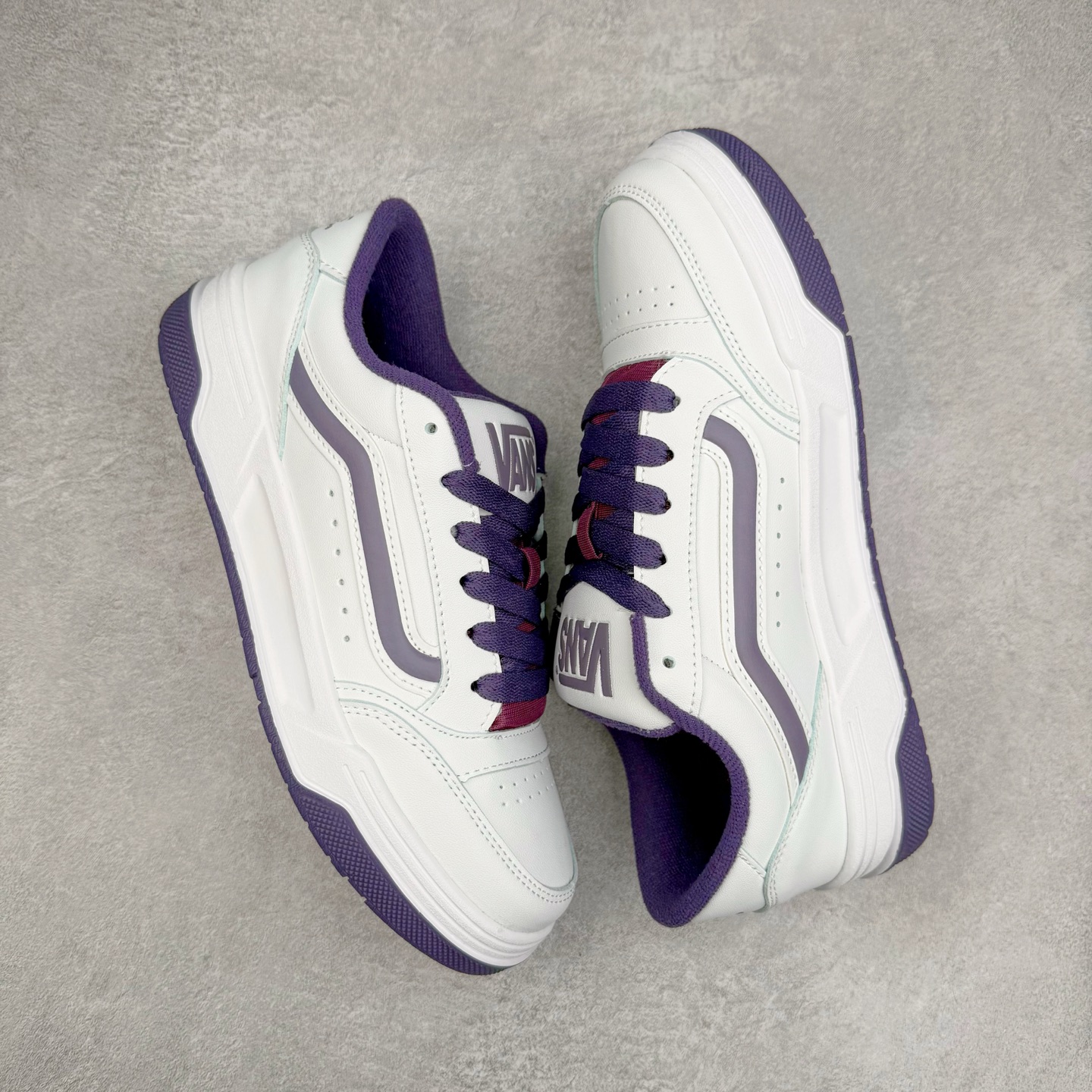 图片[3]-全新鞋型 Vans Hylane 白紫 范斯官方 美式复古休闲运动鞋 本季 Vans 推出的全新鞋型 Hylane 继承了复古千禧滑板鞋 Upland 的设计精髓，鞋面整体以胖胖的面包滑板鞋样式示人，在设计上 Hylane 更是做出了更多现代化的改动。 货号：VN000D1JPRP 尺码：36 36.5 37 38 38.5 39 40 40.5 41 42 42.5 43 44 45 正常码-选品中心