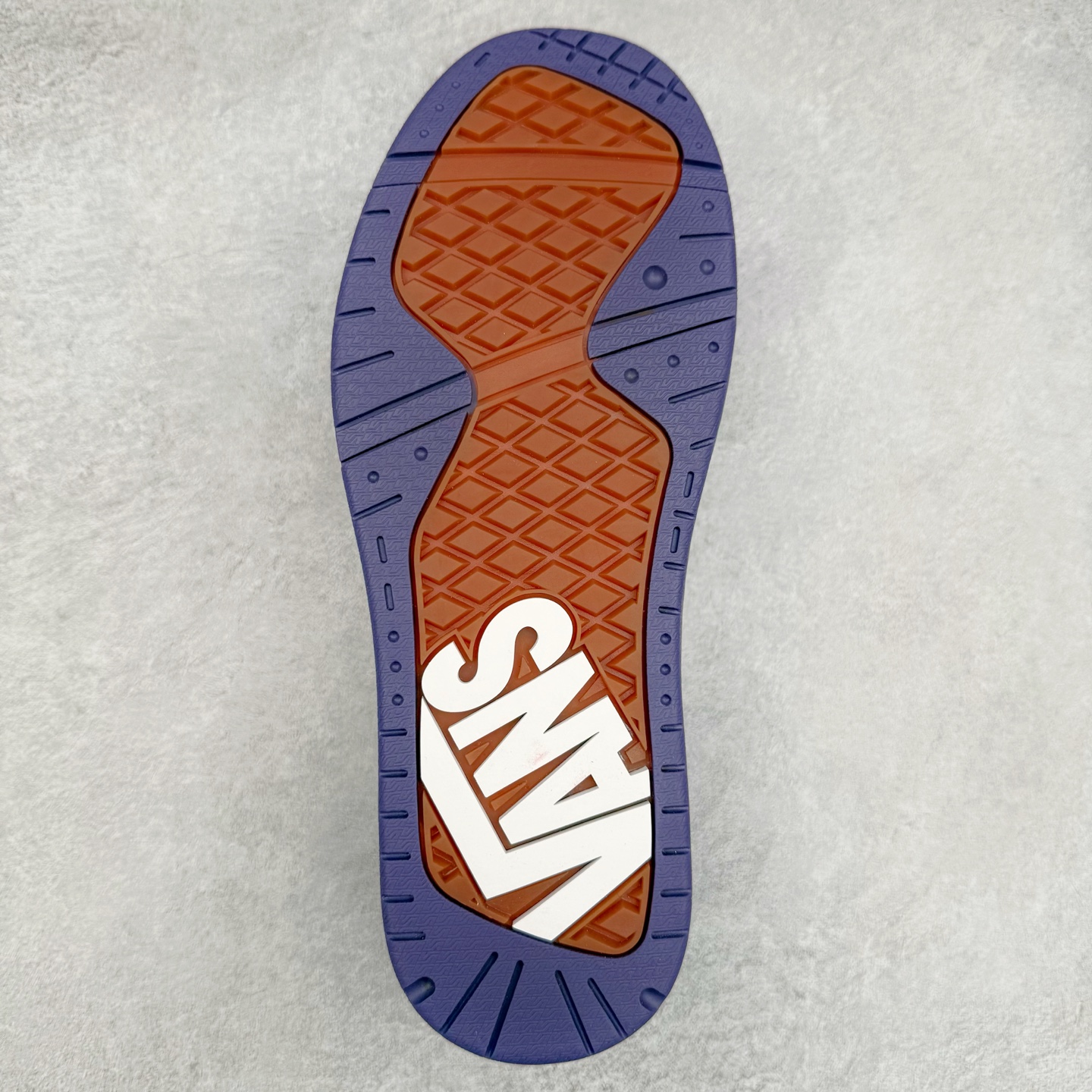 图片[9]-全新鞋型 Vans Hylane 白紫 范斯官方 美式复古休闲运动鞋 本季 Vans 推出的全新鞋型 Hylane 继承了复古千禧滑板鞋 Upland 的设计精髓，鞋面整体以胖胖的面包滑板鞋样式示人，在设计上 Hylane 更是做出了更多现代化的改动。 货号：VN000D1JPRP 尺码：36 36.5 37 38 38.5 39 40 40.5 41 42 42.5 43 44 45 正常码-选品中心