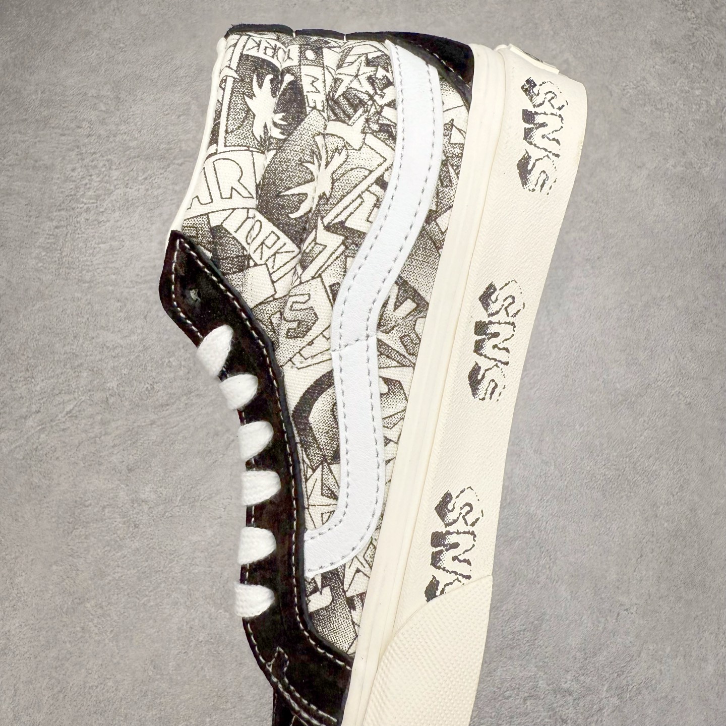 图片[7]-Vans Sk8-Mid SNS 黑白涂鸦中帮 以当地 Venice 沙滩为主题，设计上致敬1980和1990年代滑板者、冲浪者和鹿克爱好者的穿着。鞋面整体以黑白为主色，搭配了黑色涂鸦图案，彰显联名身份。 尺码：35 36 36.5 37 38 38.5 39 40 40.5 41 42 42.5 43 44-选品中心