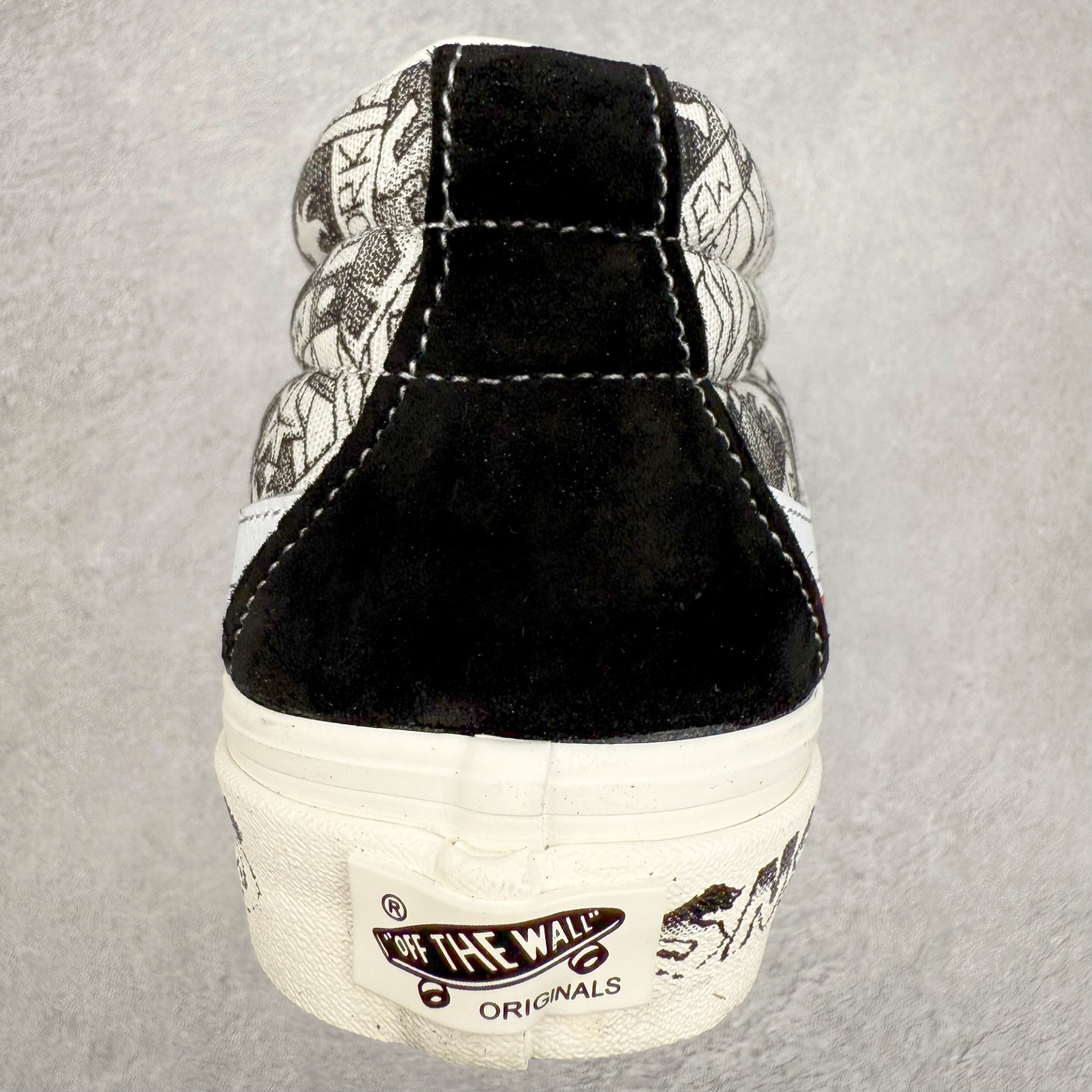 图片[8]-Vans Sk8-Mid SNS 黑白涂鸦中帮 以当地 Venice 沙滩为主题，设计上致敬1980和1990年代滑板者、冲浪者和鹿克爱好者的穿着。鞋面整体以黑白为主色，搭配了黑色涂鸦图案，彰显联名身份。 尺码：35 36 36.5 37 38 38.5 39 40 40.5 41 42 42.5 43 44-选品中心