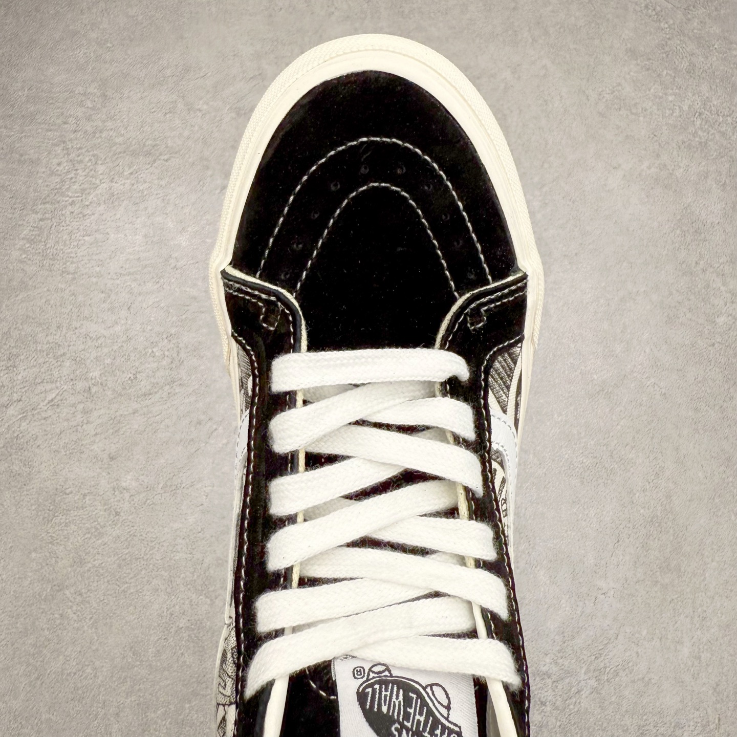 图片[4]-Vans Sk8-Mid SNS 黑白涂鸦中帮 以当地 Venice 沙滩为主题，设计上致敬1980和1990年代滑板者、冲浪者和鹿克爱好者的穿着。鞋面整体以黑白为主色，搭配了黑色涂鸦图案，彰显联名身份。 尺码：35 36 36.5 37 38 38.5 39 40 40.5 41 42 42.5 43 44-选品中心