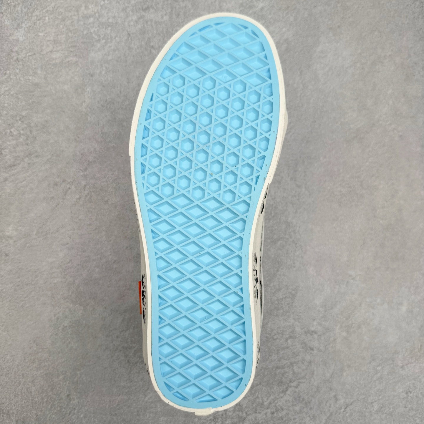 图片[9]-Vans Sk8-Mid SNS 黑白涂鸦中帮 以当地 Venice 沙滩为主题，设计上致敬1980和1990年代滑板者、冲浪者和鹿克爱好者的穿着。鞋面整体以黑白为主色，搭配了黑色涂鸦图案，彰显联名身份。 尺码：35 36 36.5 37 38 38.5 39 40 40.5 41 42 42.5 43 44-选品中心