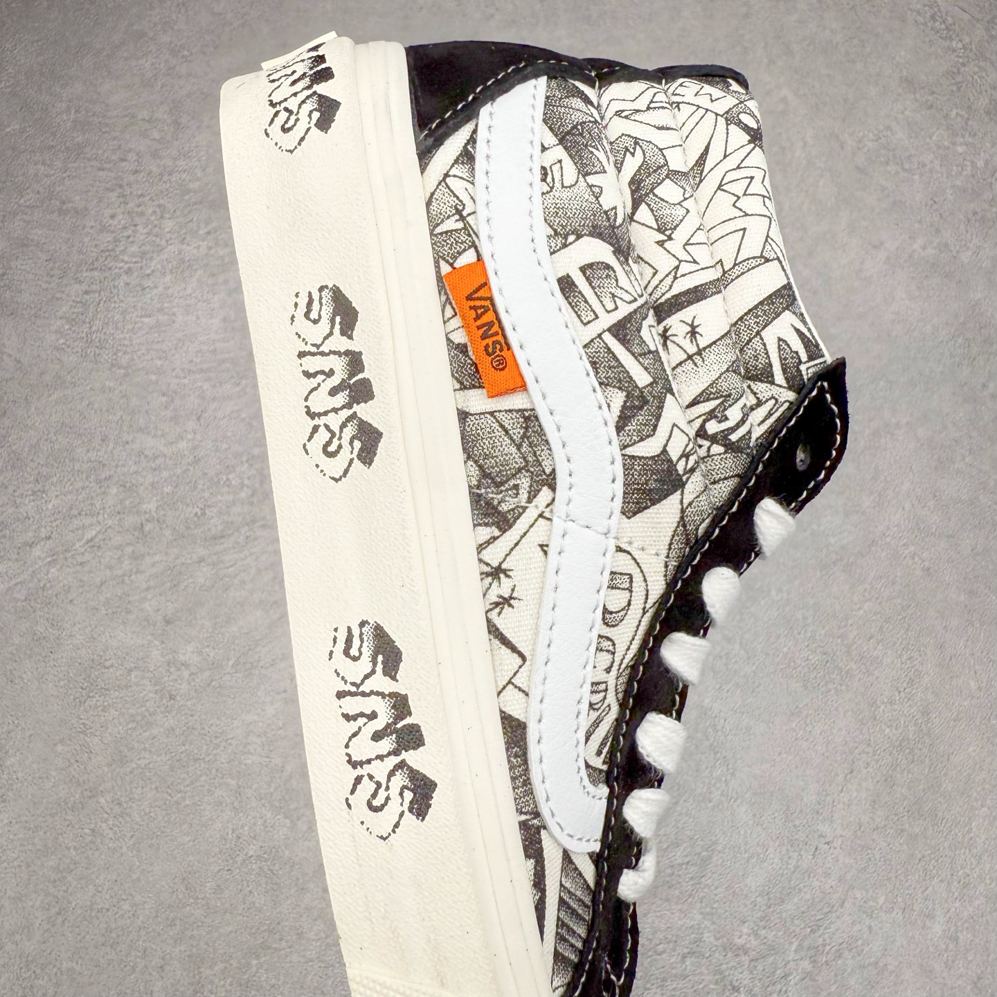 图片[6]-Vans Sk8-Mid SNS 黑白涂鸦中帮 以当地 Venice 沙滩为主题，设计上致敬1980和1990年代滑板者、冲浪者和鹿克爱好者的穿着。鞋面整体以黑白为主色，搭配了黑色涂鸦图案，彰显联名身份。 尺码：35 36 36.5 37 38 38.5 39 40 40.5 41 42 42.5 43 44-选品中心