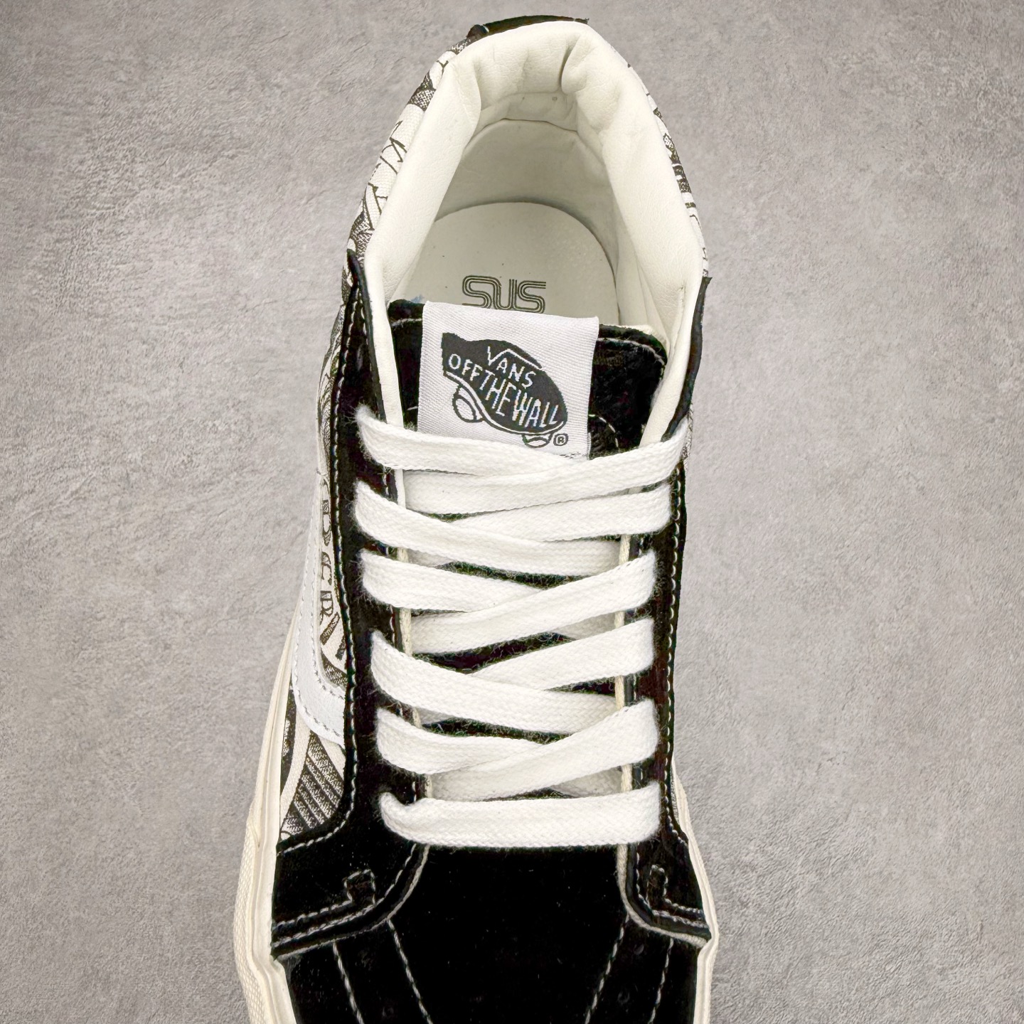 图片[5]-Vans Sk8-Mid SNS 黑白涂鸦中帮 以当地 Venice 沙滩为主题，设计上致敬1980和1990年代滑板者、冲浪者和鹿克爱好者的穿着。鞋面整体以黑白为主色，搭配了黑色涂鸦图案，彰显联名身份。 尺码：35 36 36.5 37 38 38.5 39 40 40.5 41 42 42.5 43 44-选品中心