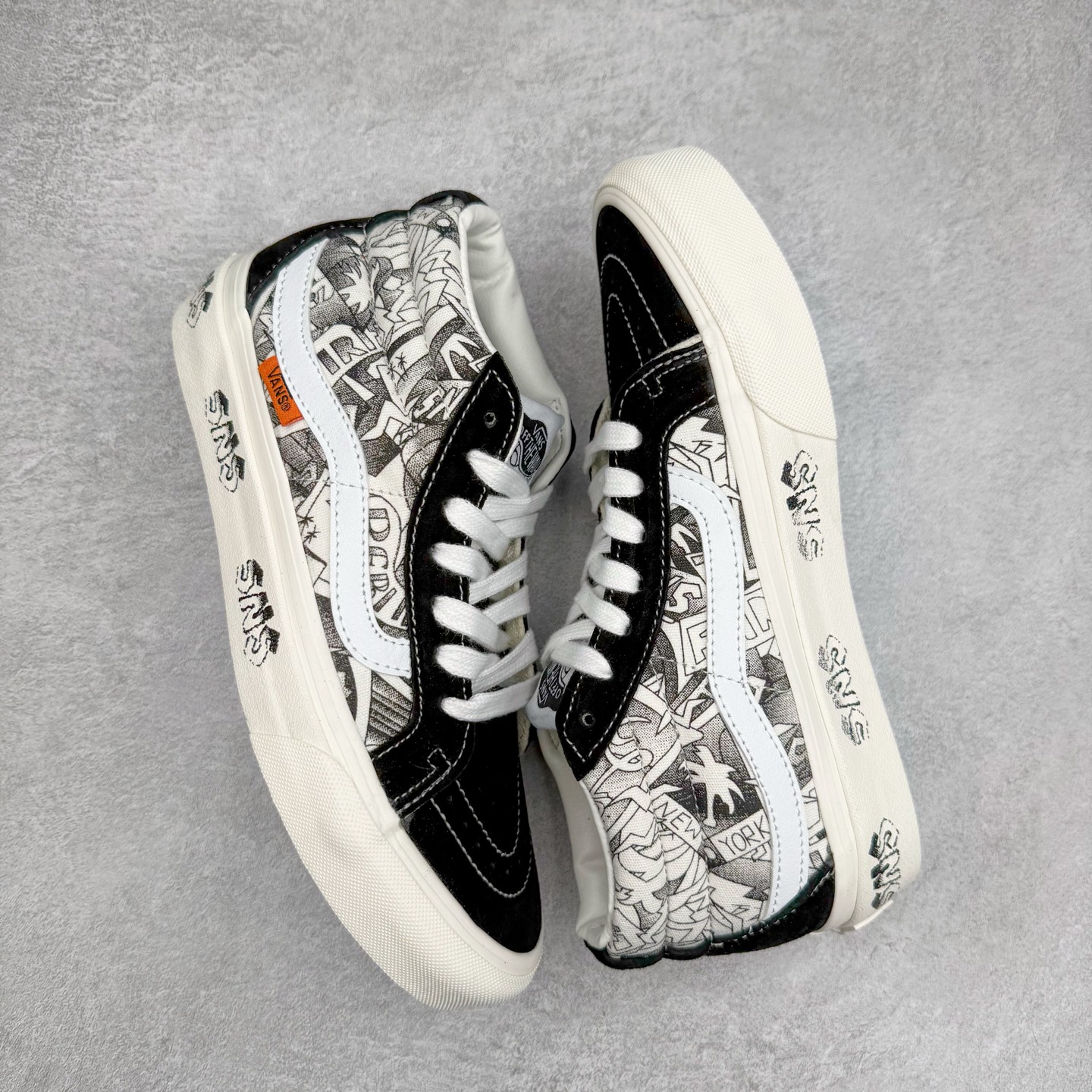 图片[3]-Vans Sk8-Mid SNS 黑白涂鸦中帮 以当地 Venice 沙滩为主题，设计上致敬1980和1990年代滑板者、冲浪者和鹿克爱好者的穿着。鞋面整体以黑白为主色，搭配了黑色涂鸦图案，彰显联名身份。 尺码：35 36 36.5 37 38 38.5 39 40 40.5 41 42 42.5 43 44-选品中心