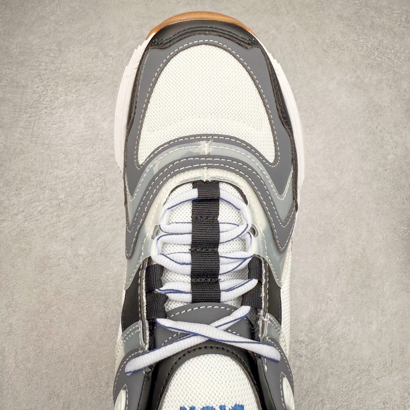 图片[4]-DIOR迪奥CD1低帮运动休闲鞋 鞋舌饰以“DIOR”标志，搭配轻盈的橡胶鞋底。鞋面采用透气网面，夏季必备单品 可与各式休闲或运动单品随心搭配。尺码：40 41 42 43 44 45-选品中心