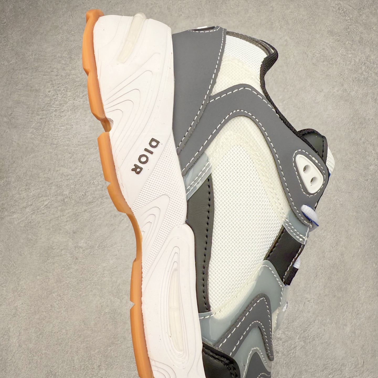 图片[6]-DIOR迪奥CD1低帮运动休闲鞋 鞋舌饰以“DIOR”标志，搭配轻盈的橡胶鞋底。鞋面采用透气网面，夏季必备单品 可与各式休闲或运动单品随心搭配。尺码：40 41 42 43 44 45-选品中心