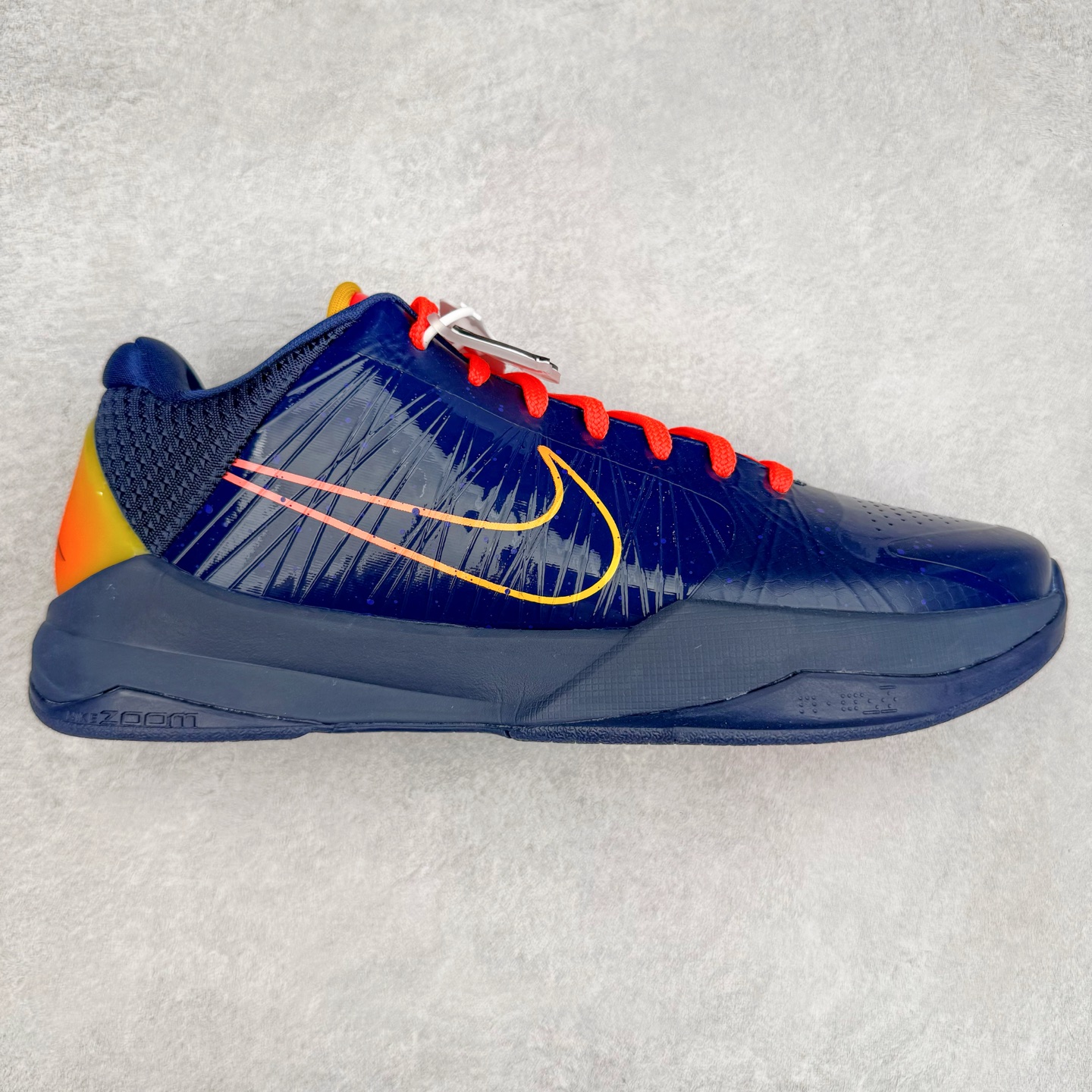 ＃灭世/Max Caitlin Clark x Nike Kobe 5 Protro “Indiana Fever” 科比5代克拉克森联名蓝色 IM3207-400 灭世海外球员版 搭载最高工艺标准 版型 外观 细节 用料 不同于市场主流货品 拒绝杀猪套牌纯原套路 欢迎对比品鉴 外观升级点：鞋头冲孔 后跟海绵填充 飞线质感 碳板纹理 纸板对位 悉数升级对标ZP 用料升级点：前掌气垫➕后掌马蹄zoom（增配）澎湃脚感 完美解决正品后掌泡棉衰减问题 版型尺码升级：海外球员版 前掌包裹提升 尺码增加US13 47.5码 适配 职业球员 灭世纯原海外球员版『质 价 比』拉满 拳打杀猪纯原 脚踢一眼假通货 高端外贸渠道口碑爆炸 尺码：39 40 40.5 41 42 42.5 43 44 44.5 45 46 47.5-选品中心