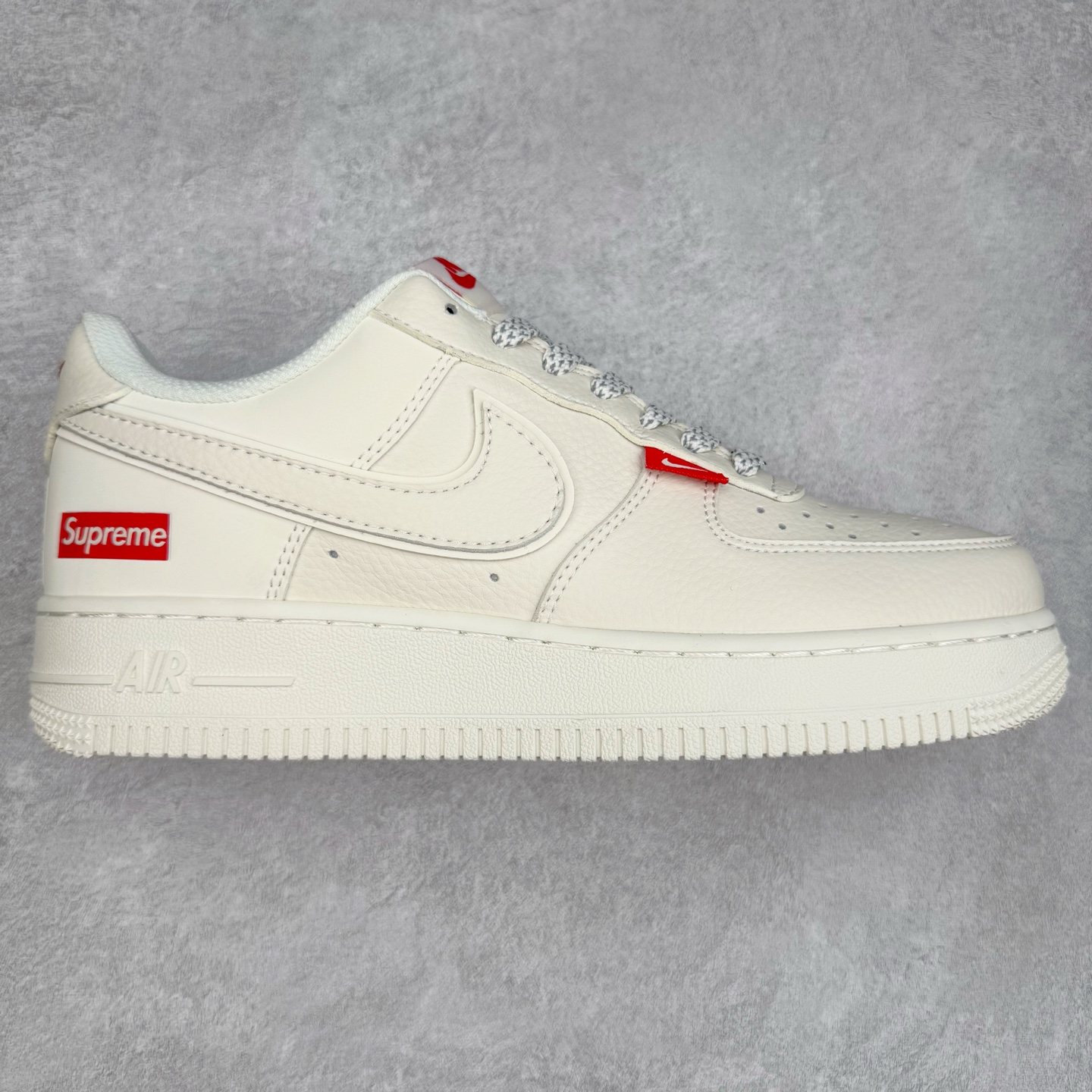 NK Air Force 1´07 Low 空军一号低帮百搭休闲运动板鞋 CS5288-011 柔软、弹性十足的缓震性能和出色的中底设计 横跨复古与现代的外型结合 造就出风靡全球 三十多年的Force 1 直到今天还深受青睐 实拍调校N版已经零色差零失真 百分百还原实物色彩所见即所得 不存在货不对板色差等低级问题 选购参考实物拍摄 不混卖不参货 只用心做好货严格选品 承诺混一赔十 尺码：36 36.5 37.5 38 38.5 39 40 40.5 41 42 42.5 43 44 44.5 45-选品中心