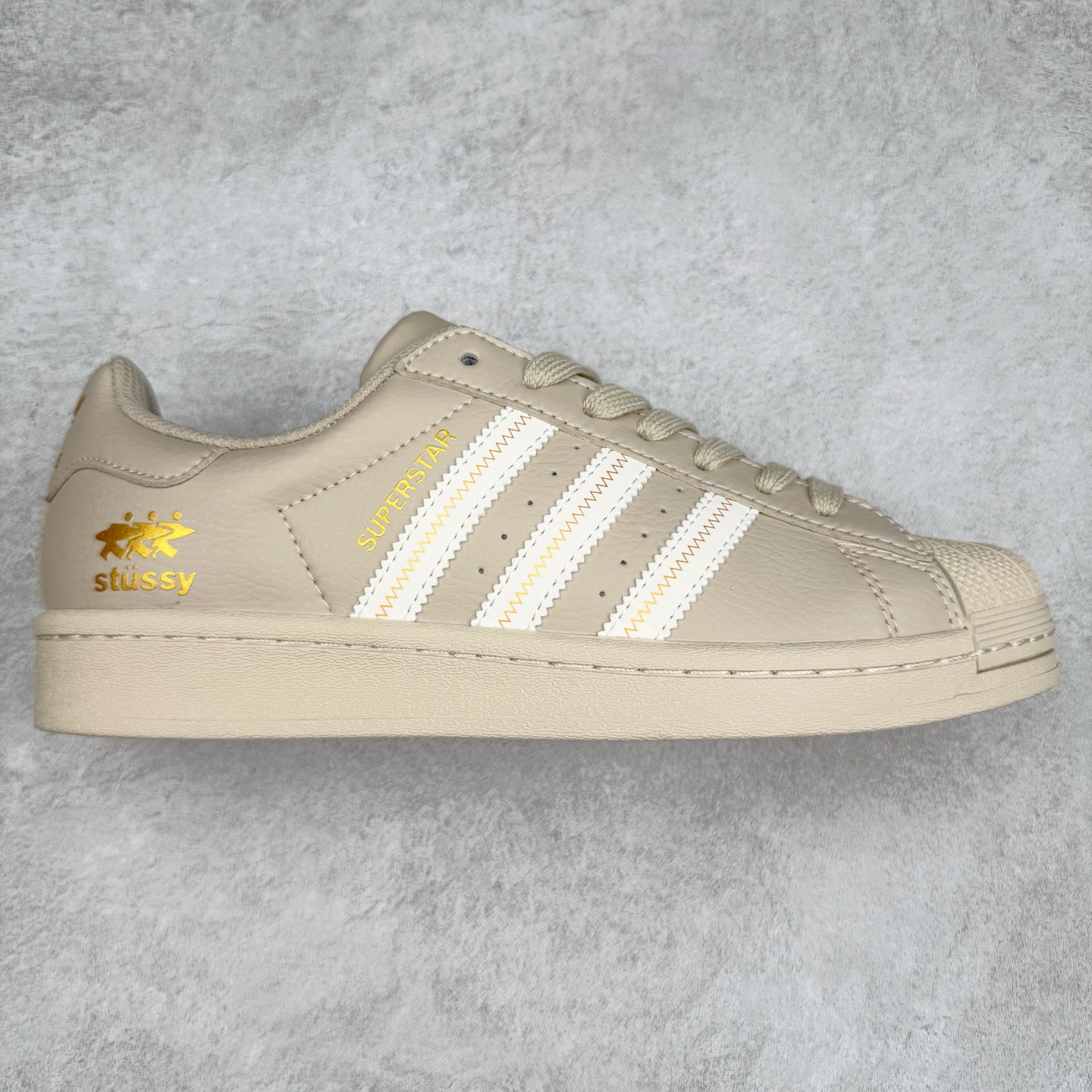 ＃C2 AD Originals Superstar 经典复古贝壳头板鞋 SD6811 诞生于1969年 是第一双将全皮面鞋 身与橡胶鞋头结合在一起的低帮篮球鞋 Superstar最开始 是作为高帮篮球鞋Pro Model的低帮版本而出现的 但因为其独特和醒目的橡胶鞋头造型而让大家熟知 被大家形象地称为\\\”shelltoe\\\”贝壳头 在70年代的美国职业篮球场上 接近3/4的NBA球员都将这双Superstar作为场上用鞋 80年代之后 经过不断的改良和发展 Superstar逐渐成为横跨时装、音乐、街头文化、休闲和运动等各大领域的时尚潮鞋 尺码：36 36.5 37 38 38.5 39 40 40.5 41 42 42.5 43 44 44.5 45-选品中心