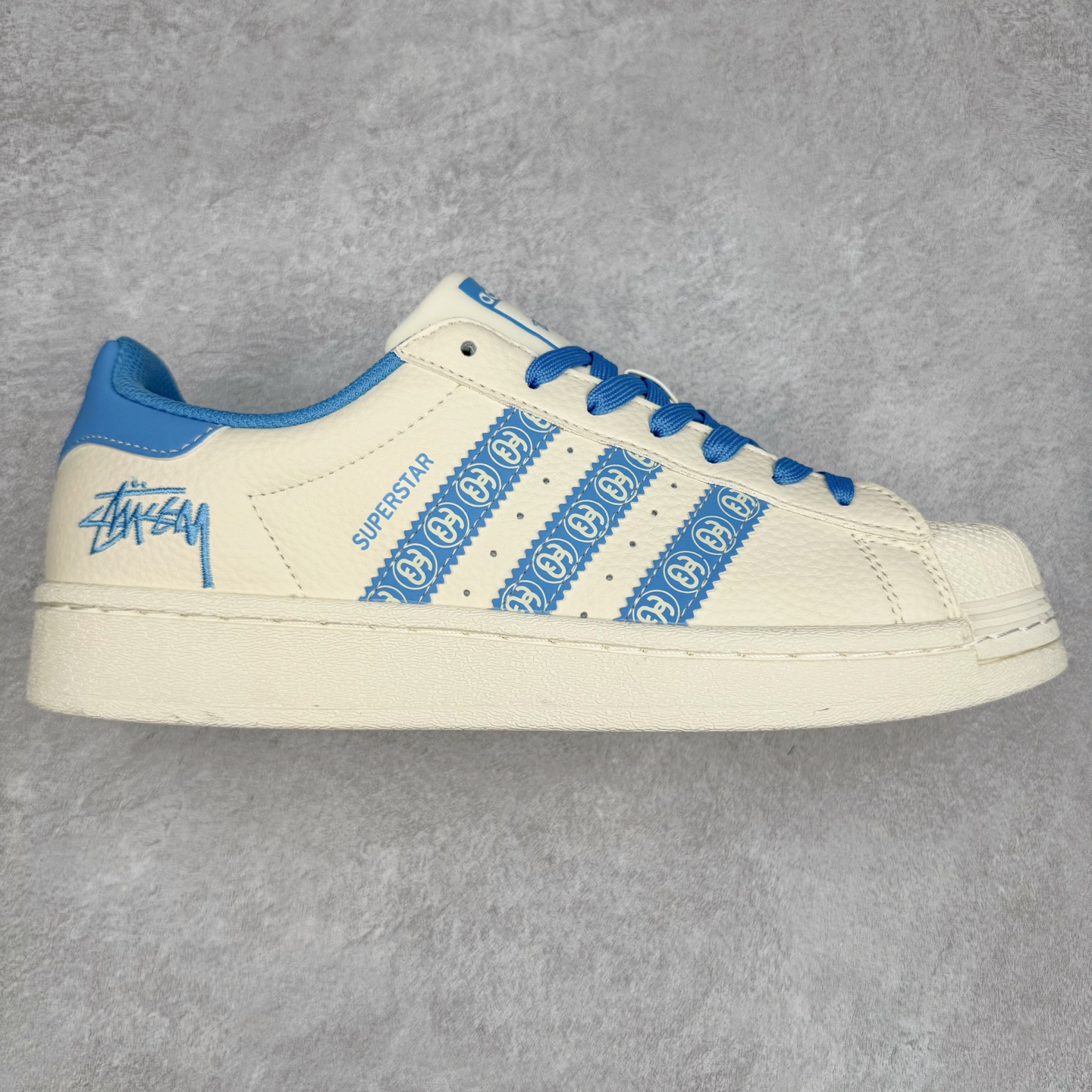 ＃C2 AD Originals Superstar 经典复古贝壳头板鞋 XG0011 诞生于1969年 是第一双将全皮面鞋 身与橡胶鞋头结合在一起的低帮篮球鞋 Superstar最开始 是作为高帮篮球鞋Pro Model的低帮版本而出现的 但因为其独特和醒目的橡胶鞋头造型而让大家熟知 被大家形象地称为\\\”shelltoe\\\”贝壳头 在70年代的美国职业篮球场上 接近3/4的NBA球员都将这双Superstar作为场上用鞋 80年代之后 经过不断的改良和发展 Superstar逐渐成为横跨时装、音乐、街头文化、休闲和运动等各大领域的时尚潮鞋 尺码：36 36.5 37 38 38.5 39 40 40.5 41 42 42.5 43 44 44.5 45-选品中心