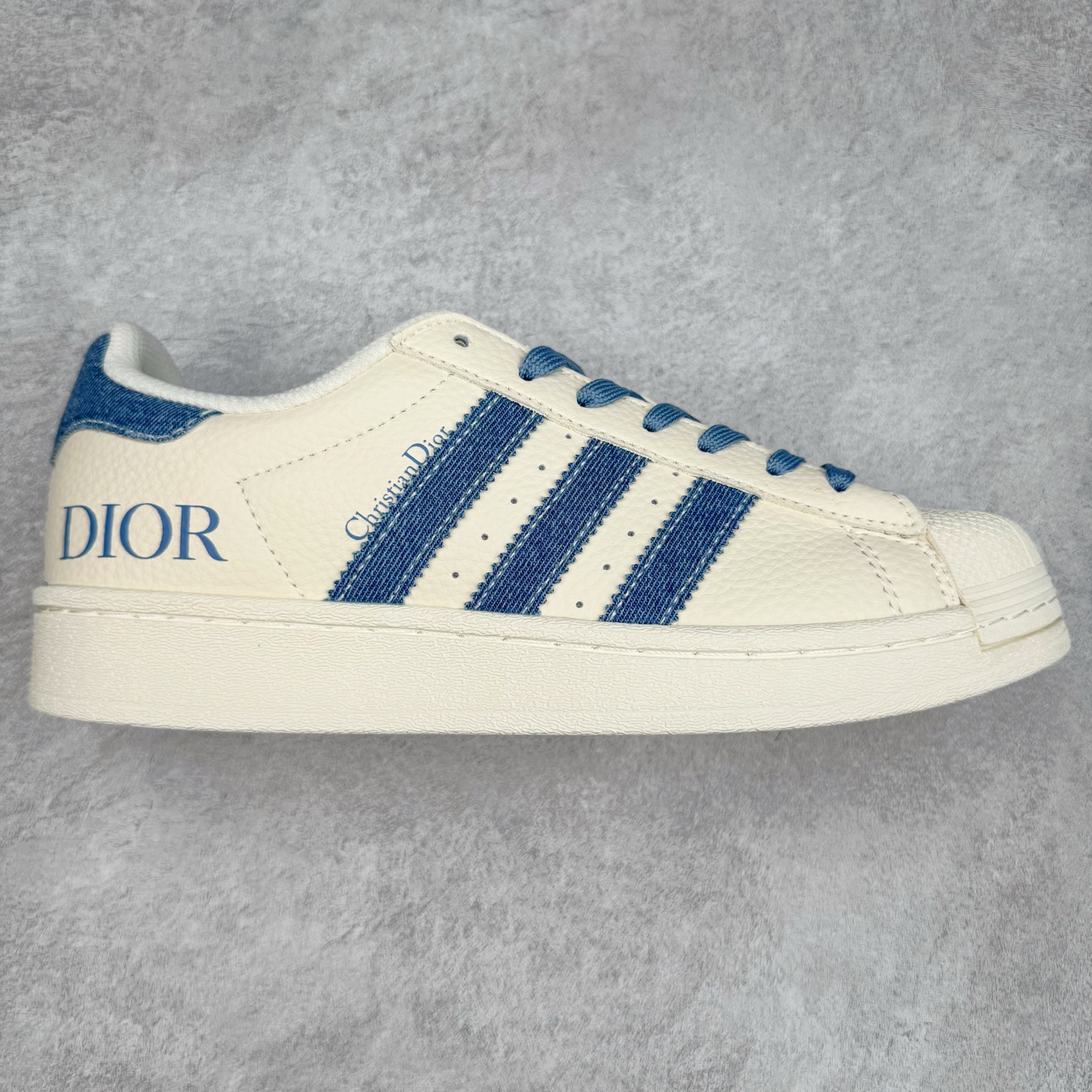 ＃C2 AD Originals Superstar 经典复古贝壳头板鞋 AD8010 诞生于1969年 是第一双将全皮面鞋 身与橡胶鞋头结合在一起的低帮篮球鞋 Superstar最开始 是作为高帮篮球鞋Pro Model的低帮版本而出现的 但因为其独特和醒目的橡胶鞋头造型而让大家熟知 被大家形象地称为\\\”shelltoe\\\”贝壳头 在70年代的美国职业篮球场上 接近3/4的NBA球员都将这双Superstar作为场上用鞋 80年代之后 经过不断的改良和发展 Superstar逐渐成为横跨时装、音乐、街头文化、休闲和运动等各大领域的时尚潮鞋 尺码：36 36.5 37 38 38.5 39 40 40.5 41 42 42.5 43 44 44.5 45-选品中心