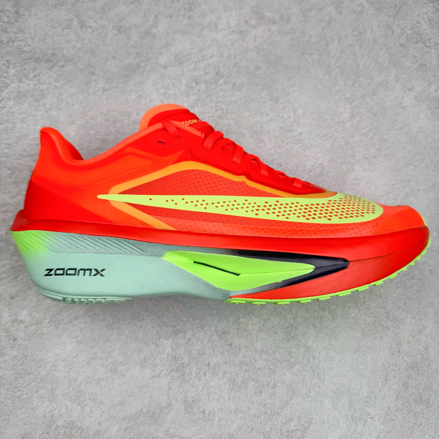 ＃TG纯原 NK ZoomX Invincible Run Flyknit 6 轻量跑鞋 FN8464-601 飞织低帮休闲运动慢跑鞋 厚底增高 老爹鞋 此鞋专为短跑运动员而生 是为 5 至 10 公里距离的赛事和训练打造 整体设计采用流线型的轻质工程网眼材质构成鞋面 并与其他 Running 旗舰鞋款同样搭载全脚掌 ZoomX 缓冲中底 搭配 Pebax 物料与橡胶外底 ZoomX StreakFly 首发配色以Prototype呈现 其灵感是来自开发期间的磨损测试 透过编号的标记与内侧的预期跑步距离突出研发过程 尺码：36 36.5 37.5 38 38.5 39 40 40.5 41 42 42.5 43 44 45-选品中心