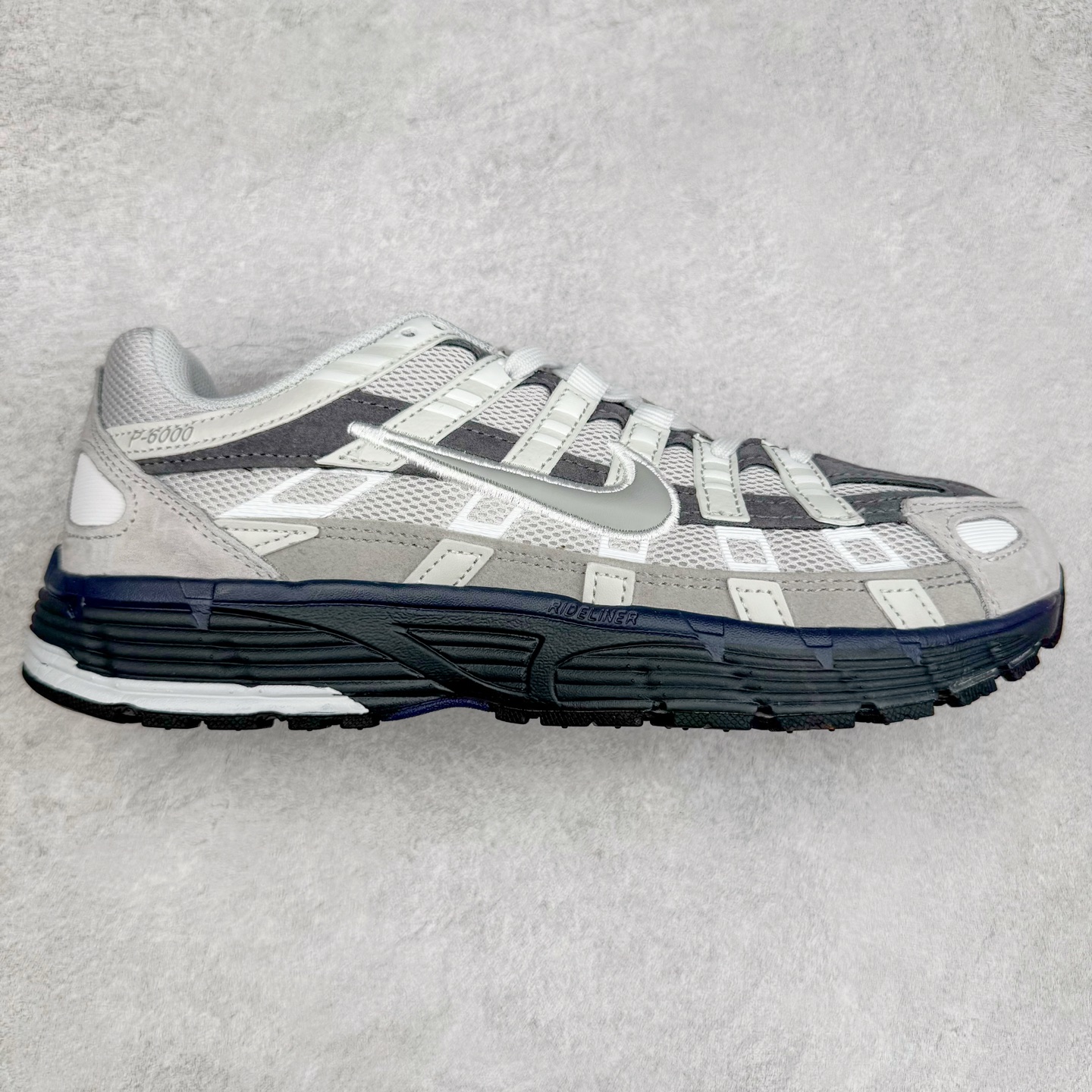 NK P-6000 系列低帮复古老爹风休闲运动舒适慢跑鞋 IB3081-001 融合 Pegasus 过往运动鞋设计 助力 21 世纪早期跑步运动跃升时尚新高度 采用透气网眼布、运动风格线条和耐穿覆面 兼具吸睛外观和舒适感受 中底泡绵以田径赛道为灵感 打造厚实设计 缔造出众缓震性能 尺码：36 36.5 37.5 38 38.5 39 40 40.5 41 42 42.5 43 44 44.5 45-选品中心