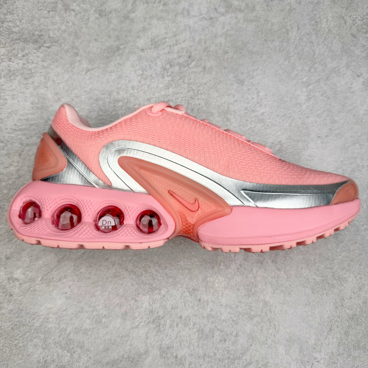 NK Air Max DN8 全掌科技气垫缓震运动跑鞋 FQ7860-003 DN8的核心亮点在于其八腔气垫结构 根据不同部位设定的气压值专为行走设计 提供卓越的舒适感 鞋面的设计让人联想到上世纪90年代末至2000年代初的多款Air Max 中底上系列圆形孔洞引发了热议 不少人将其与竞争品牌的缓震技术进行比较 例如K-SWISS 2010年代初推出的Tubes技 及以多孔鞋底闻名的品牌 尺码：36 36.5 37.5 38 38.5 39 40 40.5 41 42 42.5 43 44 44.5 45-选品中心