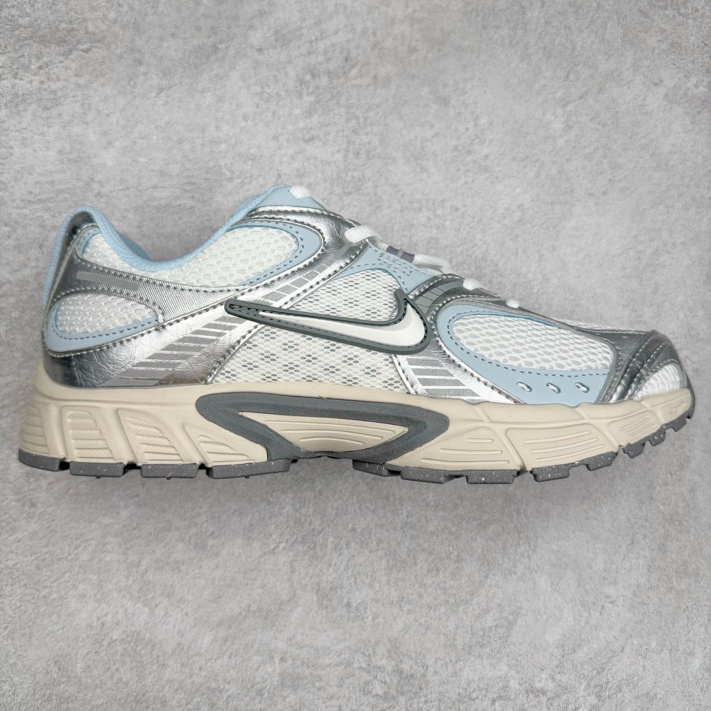 NK V5 RNR 舒适百搭防滑耐磨低帮跑步鞋 HQ7901-103 舒适有型适合日常穿着 该鞋款延续千禧年经典设计搭载泡绵中底 厚实而轻盈匠心细节巧搭立体耐克勾标志焕新演绎复古跑鞋 鞋款从千禧年美学汲取灵感 混搭多种材质突显层次感立体感和传统跑步风范 尺码：36 36.5 37.5 38 38.5 39 40 40.5 41 42 42.5 43 44 44.5 45-选品中心