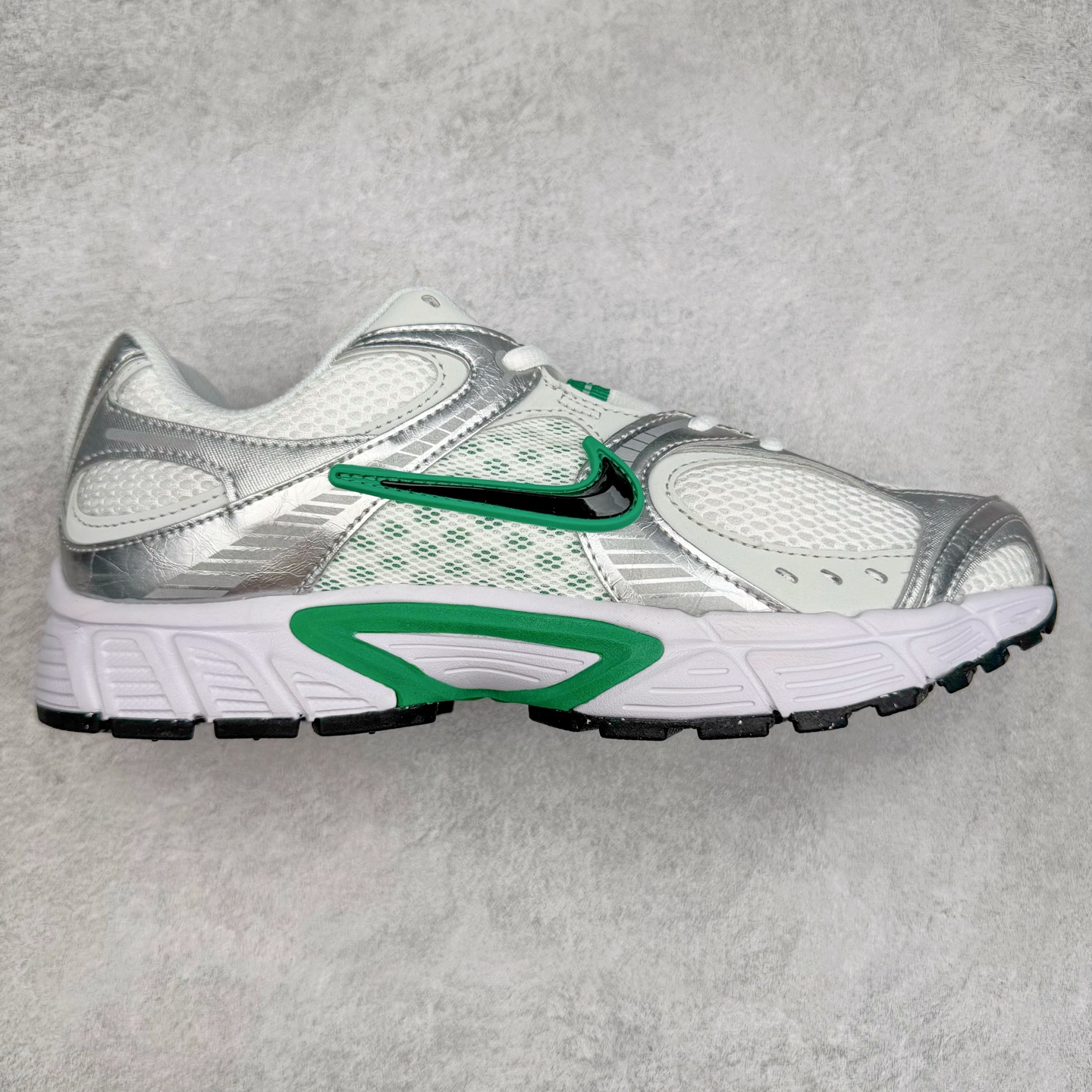 NK V5 RNR 舒适百搭防滑耐磨低帮跑步鞋 HJ5228-100 舒适有型适合日常穿着 该鞋款延续千禧年经典设计搭载泡绵中底 厚实而轻盈匠心细节巧搭立体耐克勾标志焕新演绎复古跑鞋 鞋款从千禧年美学汲取灵感 混搭多种材质突显层次感立体感和传统跑步风范 尺码:36 36.5 37.5 38 38.5 39 40 40.5 41 42 42.5 43 44 44.5 45-选品中心