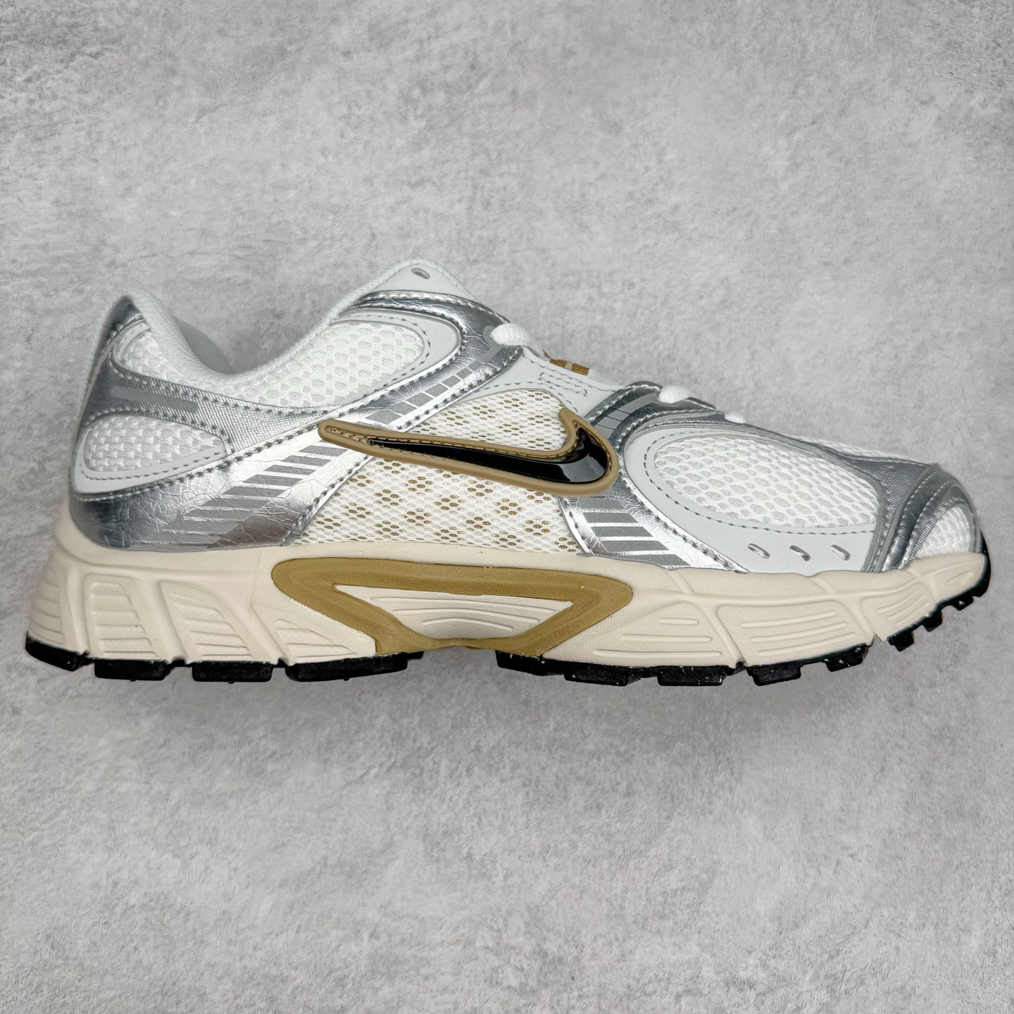 NK V5 RNR 舒适百搭防滑耐磨低帮跑步鞋 HJ5228-102 舒适有型适合日常穿着 该鞋款延续千禧年经典设计搭载泡绵中底 厚实而轻盈匠心细节巧搭立体耐克勾标志焕新演绎复古跑鞋 鞋款从千禧年美学汲取灵感 混搭多种材质突显层次感立体感和传统跑步风范 尺码:36 36.5 37.5 38 38.5 39 40 40.5 41 42 42.5 43 44 44.5 45-选品中心