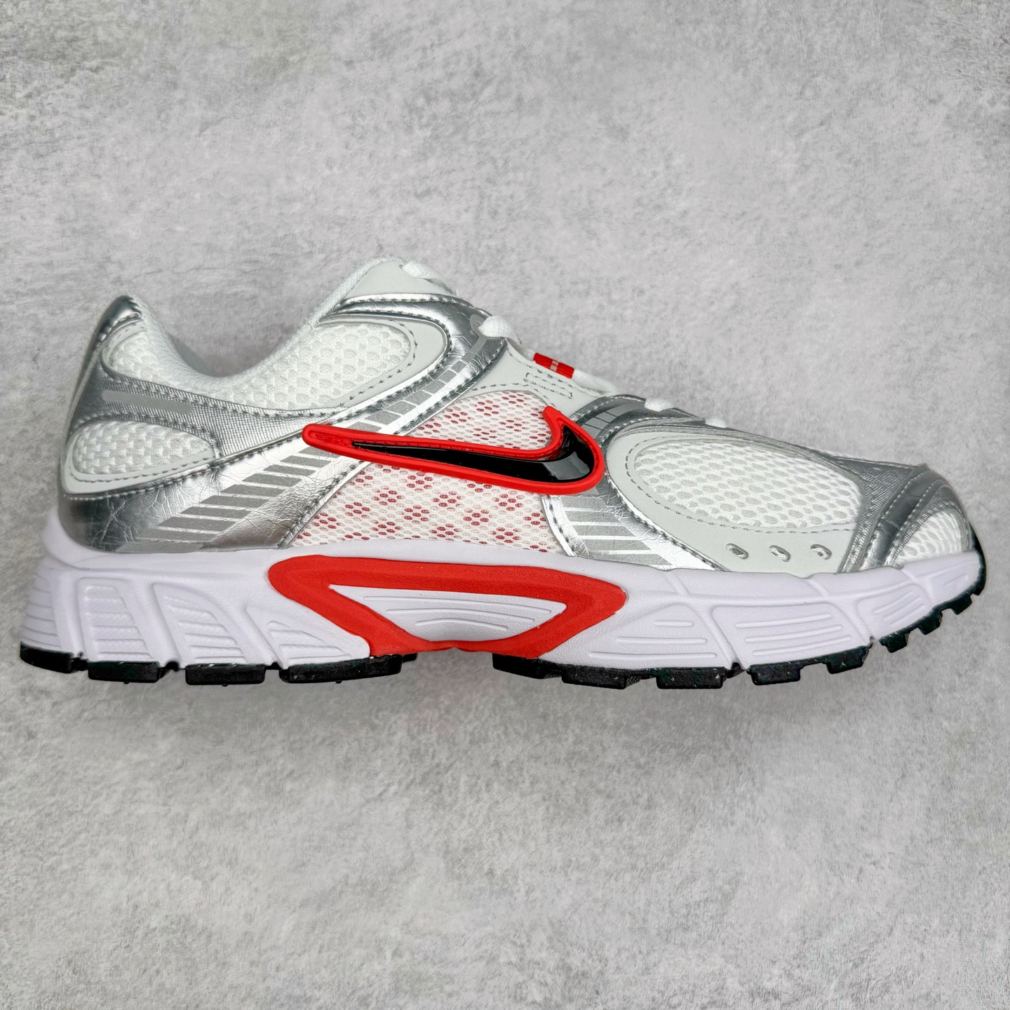 NK V5 RNR 舒适百搭防滑耐磨低帮跑步鞋 HQ7901-100 舒适有型适合日常穿着 该鞋款延续千禧年经典设计搭载泡绵中底 厚实而轻盈匠心细节巧搭立体耐克勾标志焕新演绎复古跑鞋 鞋款从千禧年美学汲取灵感 混搭多种材质突显层次感立体感和传统跑步风范 尺码：36 36.5 37.5 38 38.5 39 40 40.5 41 42 42.5 43 44 44.5 45-选品中心