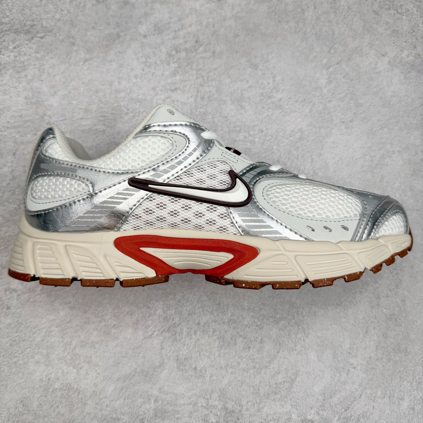 NK V5 RNR 舒适百搭防滑耐磨低帮跑步鞋 HJ5228-102 舒适有型适合日常穿着 该鞋款延续千禧年经典设计搭载泡绵中底 厚实而轻盈匠心细节巧搭立体耐克勾标志焕新演绎复古跑鞋 鞋款从千禧年美学汲取灵感 混搭多种材质突显层次感立体感和传统跑步风范 尺码:36 36.5 37.5 38 38.5 39 40 40.5 41 42 42.5 43 44 44.5 45-选品中心