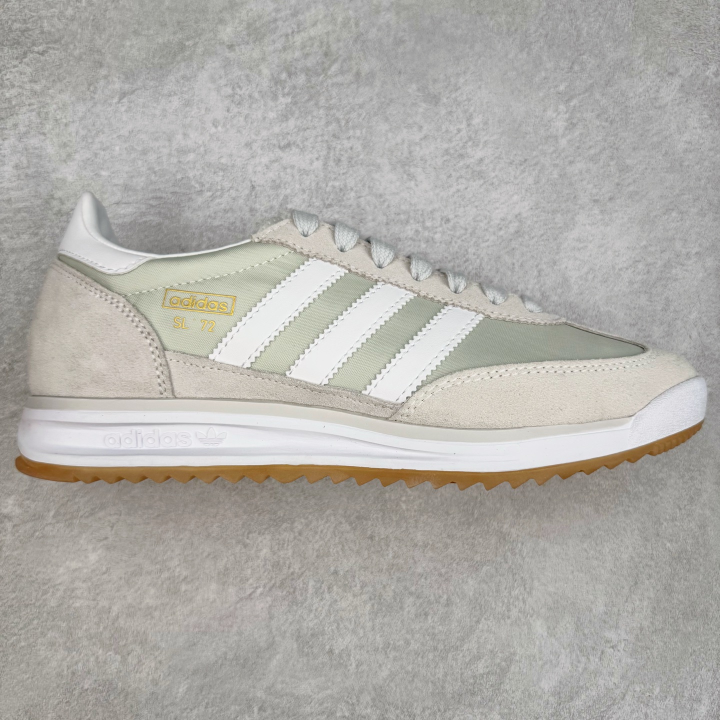 ＃HP纯原 AD Wmns SL72 OG 系列德训足球风百搭低帮休闲运动板鞋 JI1281 采用高弹EVA+MODEL+RB三层组合底 区别市面RB一体大底 三层组合鞋底重量与原鞋一致 Originals 将有「T 头鞋」造型的诞生于 1972 年的 SL72 鞋款复刻带回 各位买鞋又有新选择了 1972 年 SL72 问世后 引领了后来阿迪达斯的跑鞋发展方向 其中「SL」代表了 Super Light 彰显了产品轻便的特性 1972 年 SL72 问世后 引领了后来阿迪达斯的跑鞋发展方向 其中「SL」代表了 Super Light 彰显了产品轻便的特性 这次 Originals 延续其轻质经典的基因 带来男女两款 SL72 男生款带来 SL72 RS 鞋型 RS 意为 Reshaped（重塑）鞋款在保留了经典的外观基础上 在尼龙材质里增加了填充物 使鞋型更加挺立和饱满 鞋头则更加圆润 鞋底的 EVA 材质则增加了鞋款的高度 女生款则带来 SL72 OG W 鞋型 OG 顾名思义则是致敬经典款式 相较于 RS（Reshaped）鞋款 鞋身更加纤细 其整体鞋身轮廓、线条、细节、材质上尊崇 70 年代 SL72 的设计 还原经典味道 尺码：36 36⅔ 37⅓ 38 38⅔ 39⅓ 40 40⅔ 41⅓ 42 42⅔ 43⅓ 44 44⅔ 45-选品中心