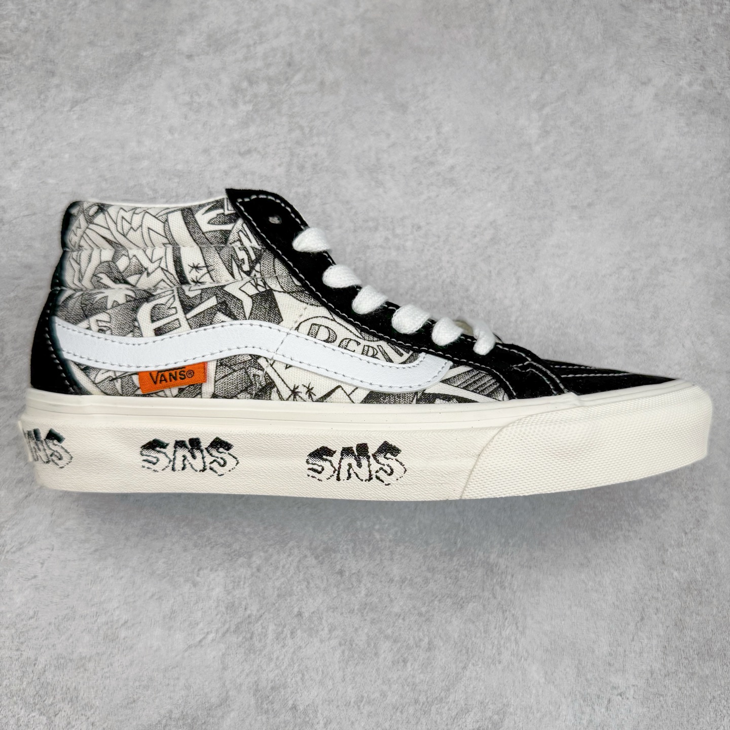 Vans Sk8-Mid SNS 黑白涂鸦中帮 以当地 Venice 沙滩为主题，设计上致敬1980和1990年代滑板者、冲浪者和鹿克爱好者的穿着。鞋面整体以黑白为主色，搭配了黑色涂鸦图案，彰显联名身份。 尺码：35 36 36.5 37 38 38.5 39 40 40.5 41 42 42.5 43 44-选品中心