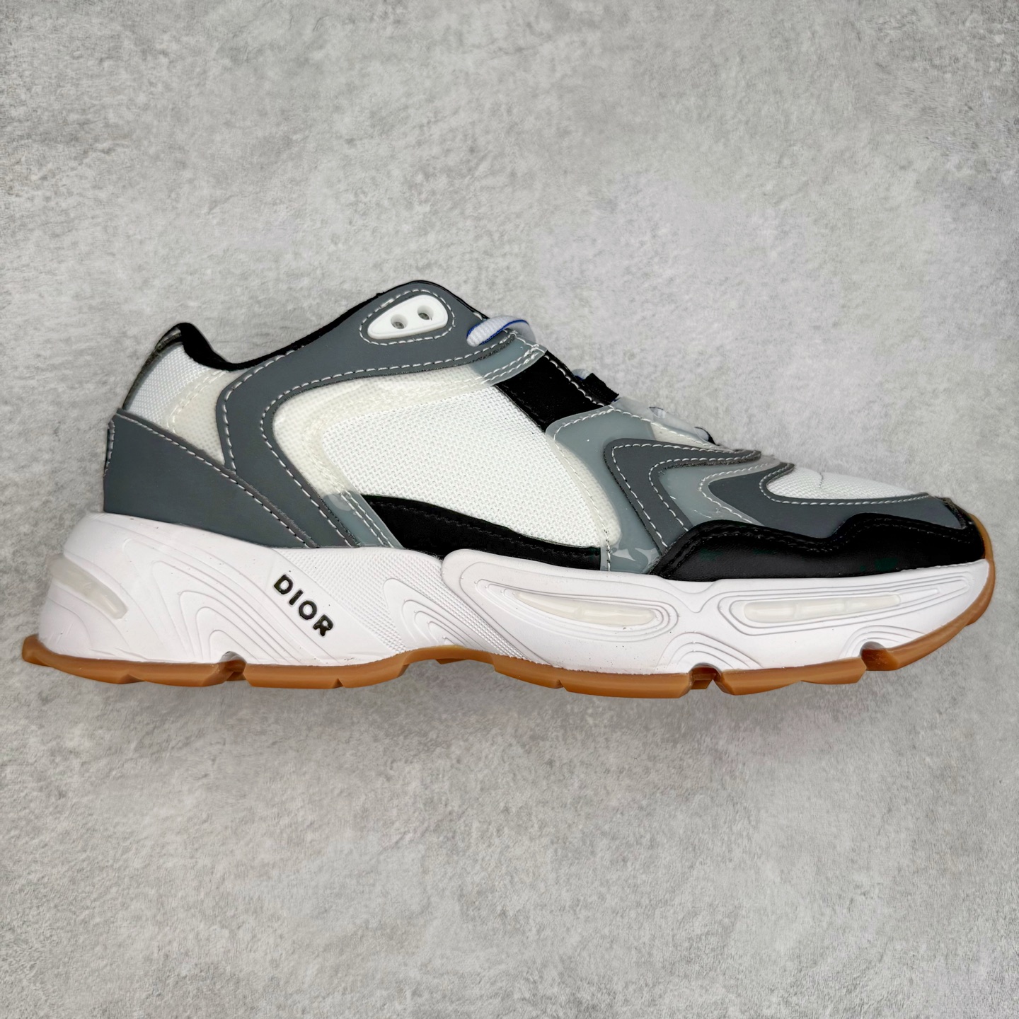 DIOR迪奥CD1低帮运动休闲鞋 鞋舌饰以“DIOR”标志，搭配轻盈的橡胶鞋底。鞋面采用透气网面，夏季必备单品 可与各式休闲或运动单品随心搭配。尺码：40 41 42 43 44 45-选品中心