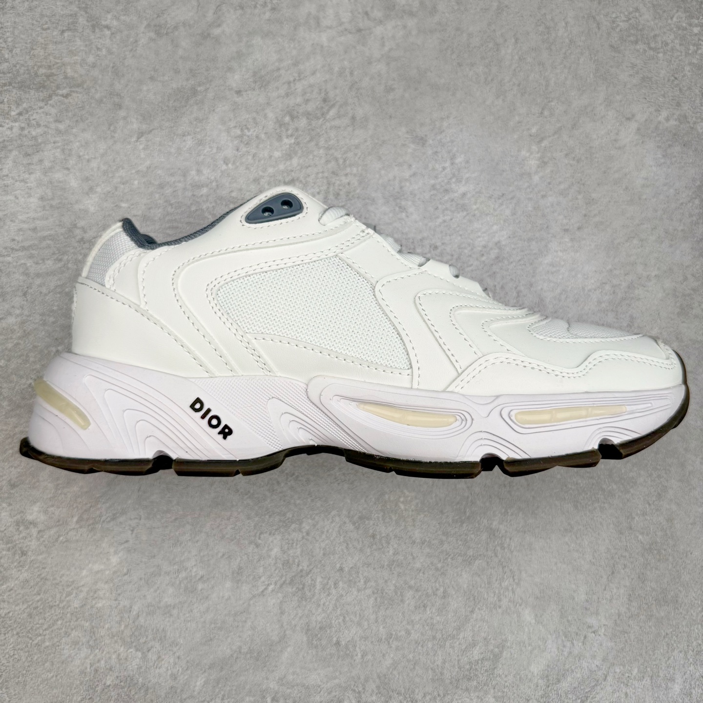 DIOR迪奥CD1低帮运动休闲鞋 鞋舌饰以“DIOR”标志，搭配轻盈的橡胶鞋底。鞋面采用透气网面，夏季必备单品 可与各式休闲或运动单品随心搭配。尺码：40 41 42 43 44 45-选品中心