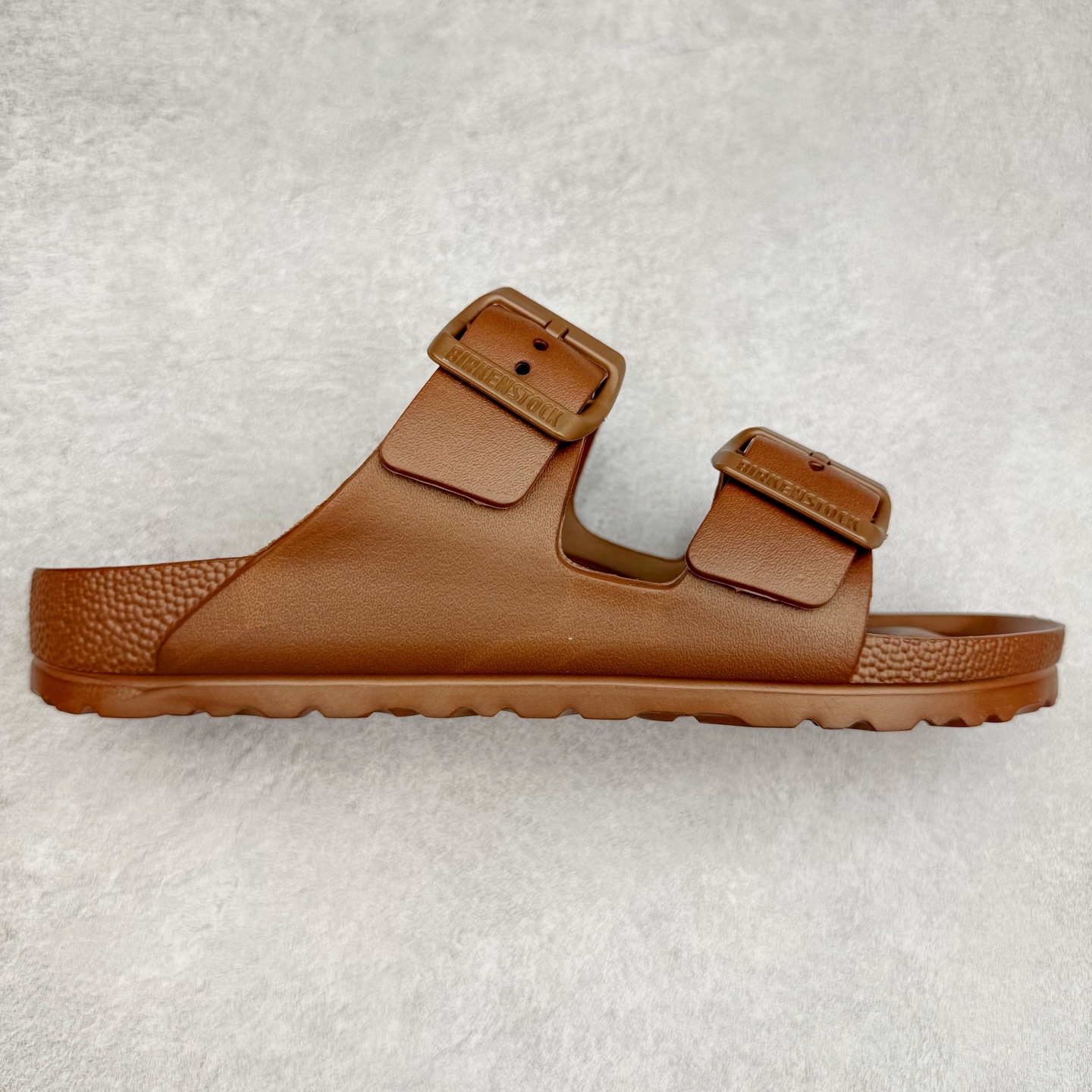 图片[4]-Birkenstock Arizona 系列勃肯皮革橡胶双扣时尚涉水拖鞋 橡胶质地柔软 可涉水 搭配可调节鞋扣提升穿着舒适度 人体工学设计分散脚部压力 保护脚踝 软木乳胶鞋床具有一定的收缩性 长时间穿着后能贴合脚型 EVA鞋底回弹性和抗张性力高 具有良好的防震、缓冲性 四季皆宜 柔软的鞋床采用额外的泡沫缓冲层 提供额外的舒适感和全天支撑 尺码：35-44-选品中心