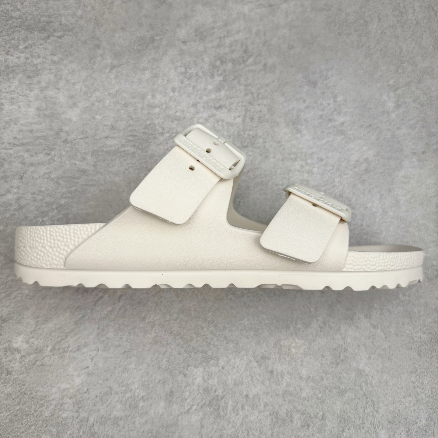 图片[3]-Birkenstock Arizona 系列勃肯皮革橡胶双扣时尚涉水拖鞋 橡胶质地柔软 可涉水 搭配可调节鞋扣提升穿着舒适度 人体工学设计分散脚部压力 保护脚踝 软木乳胶鞋床具有一定的收缩性 长时间穿着后能贴合脚型 EVA鞋底回弹性和抗张性力高 具有良好的防震、缓冲性 四季皆宜 柔软的鞋床采用额外的泡沫缓冲层 提供额外的舒适感和全天支撑 尺码：35-44-选品中心