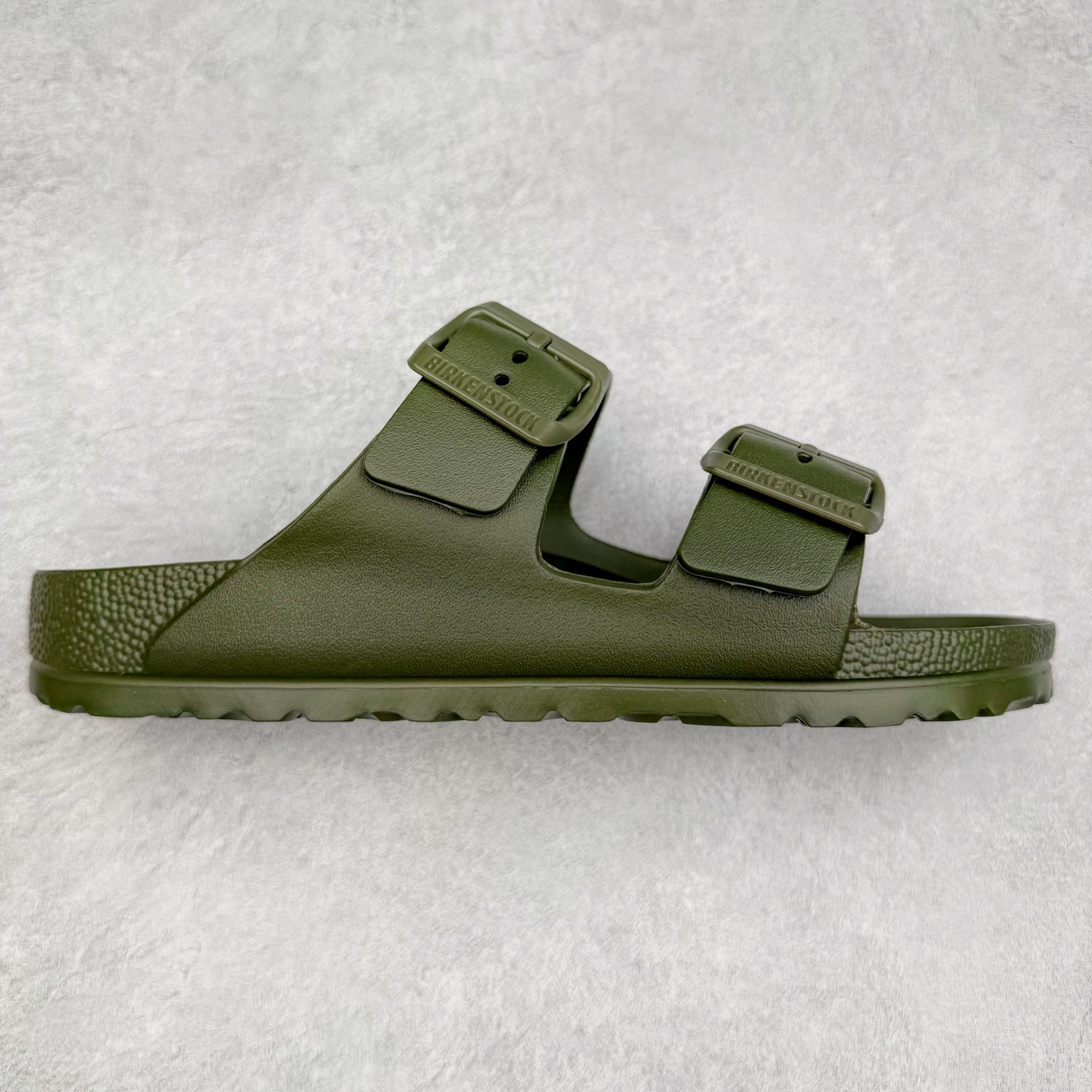 图片[8]-Birkenstock Arizona 系列勃肯皮革橡胶双扣时尚涉水拖鞋 橡胶质地柔软 可涉水 搭配可调节鞋扣提升穿着舒适度 人体工学设计分散脚部压力 保护脚踝 软木乳胶鞋床具有一定的收缩性 长时间穿着后能贴合脚型 EVA鞋底回弹性和抗张性力高 具有良好的防震、缓冲性 四季皆宜 柔软的鞋床采用额外的泡沫缓冲层 提供额外的舒适感和全天支撑 尺码：35-44-选品中心