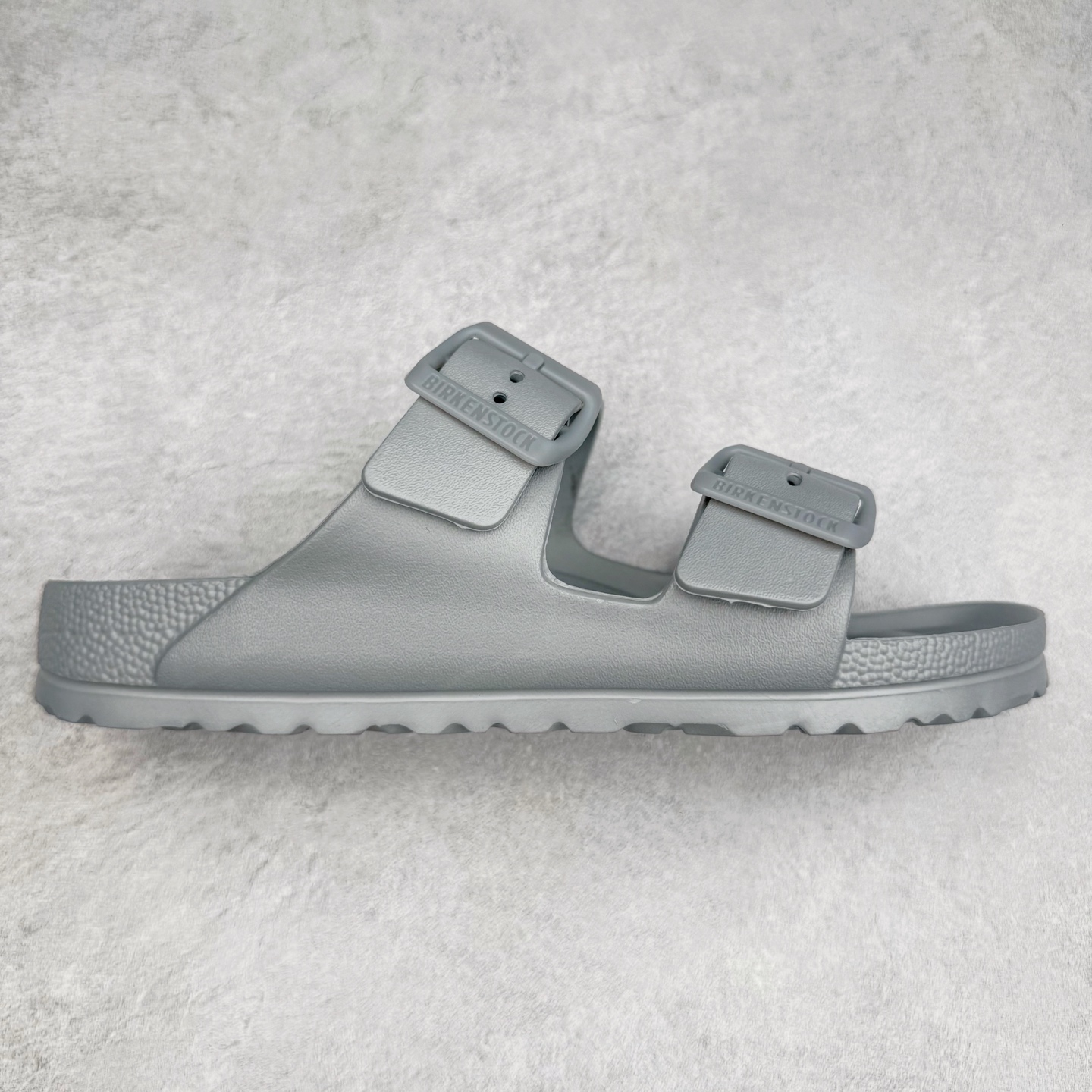 图片[7]-Birkenstock Arizona 系列勃肯皮革橡胶双扣时尚涉水拖鞋 橡胶质地柔软 可涉水 搭配可调节鞋扣提升穿着舒适度 人体工学设计分散脚部压力 保护脚踝 软木乳胶鞋床具有一定的收缩性 长时间穿着后能贴合脚型 EVA鞋底回弹性和抗张性力高 具有良好的防震、缓冲性 四季皆宜 柔软的鞋床采用额外的泡沫缓冲层 提供额外的舒适感和全天支撑 尺码：35-44-选品中心