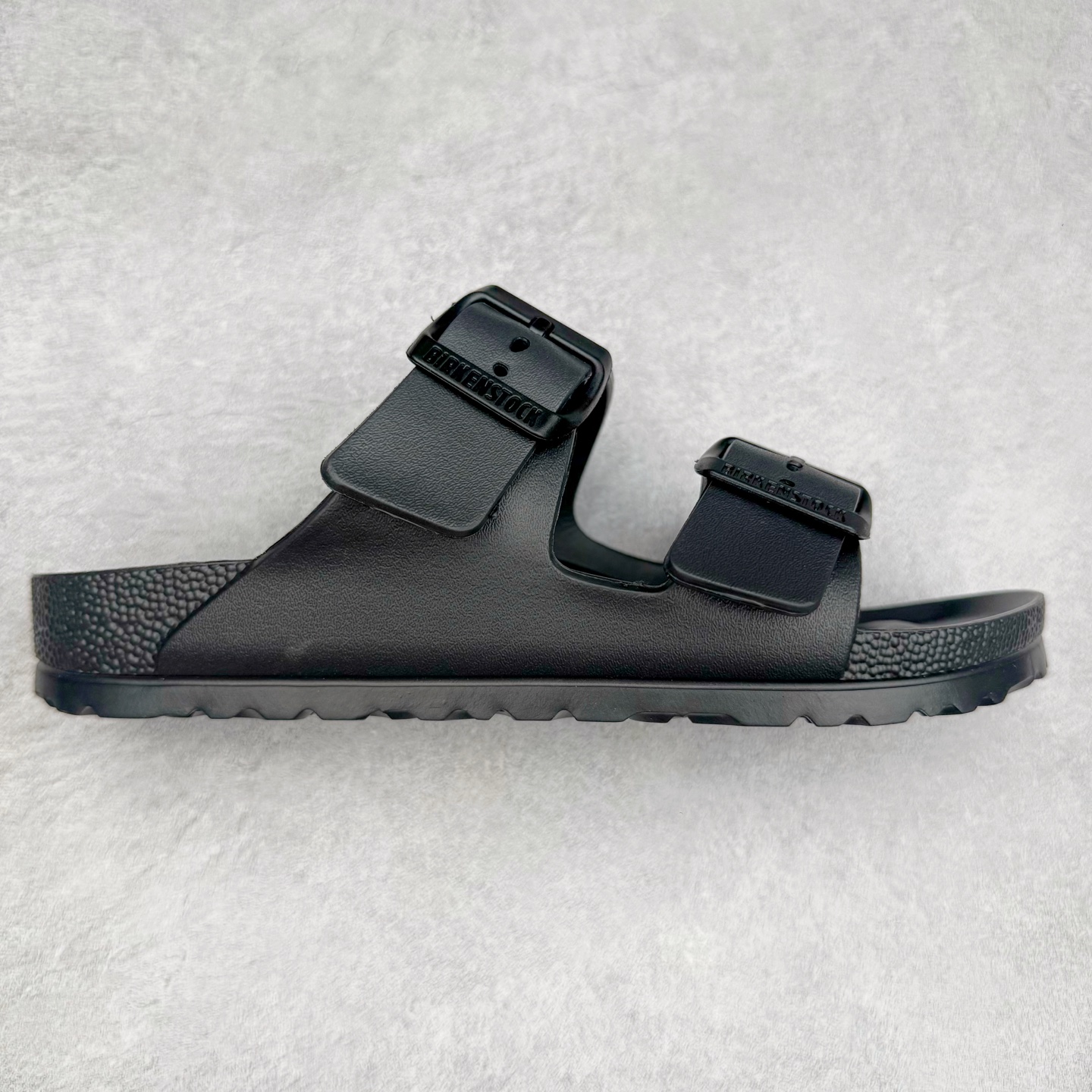 图片[5]-Birkenstock Arizona 系列勃肯皮革橡胶双扣时尚涉水拖鞋 橡胶质地柔软 可涉水 搭配可调节鞋扣提升穿着舒适度 人体工学设计分散脚部压力 保护脚踝 软木乳胶鞋床具有一定的收缩性 长时间穿着后能贴合脚型 EVA鞋底回弹性和抗张性力高 具有良好的防震、缓冲性 四季皆宜 柔软的鞋床采用额外的泡沫缓冲层 提供额外的舒适感和全天支撑 尺码：35-44-选品中心